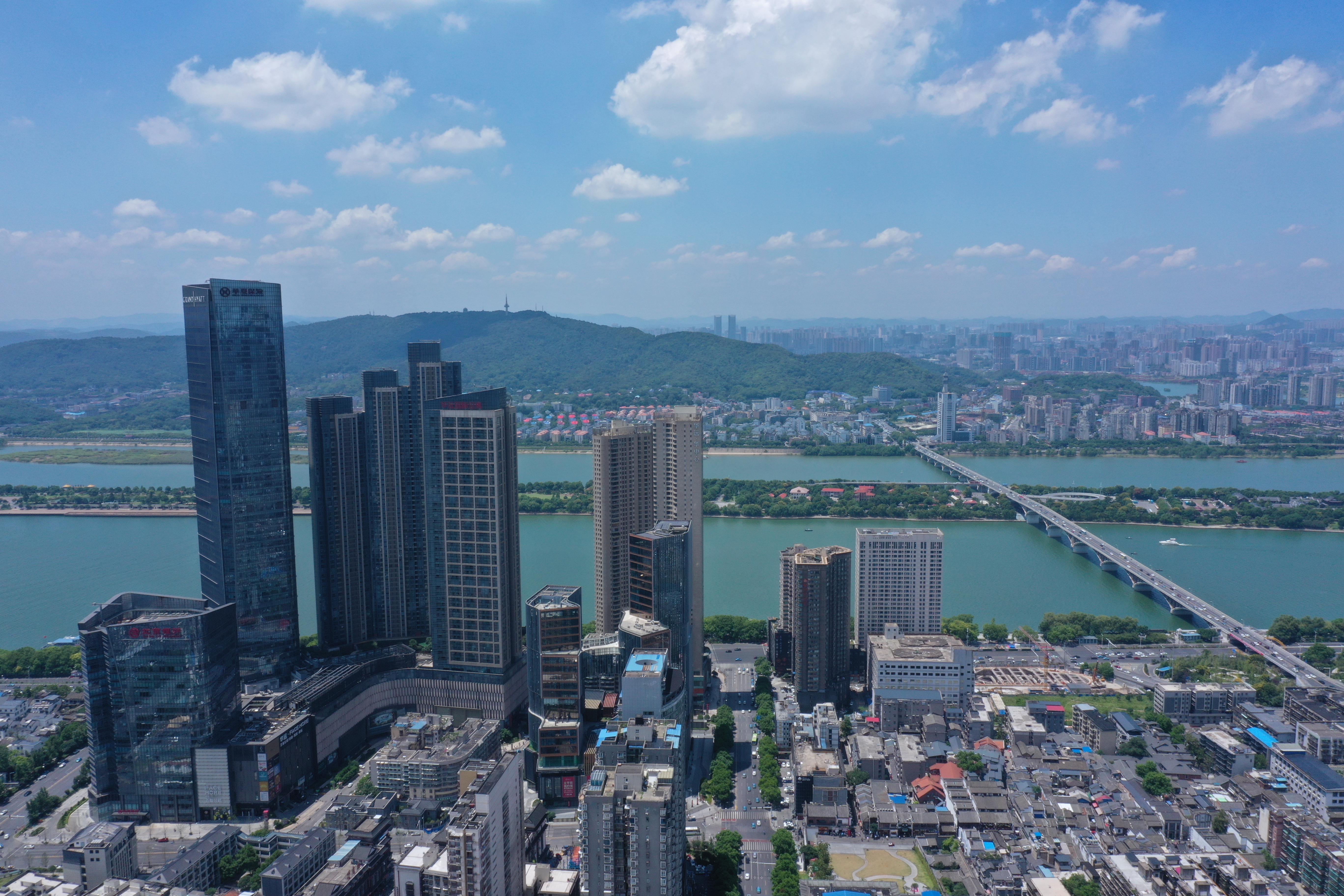 现代化城市风光，尽显都市繁华景象