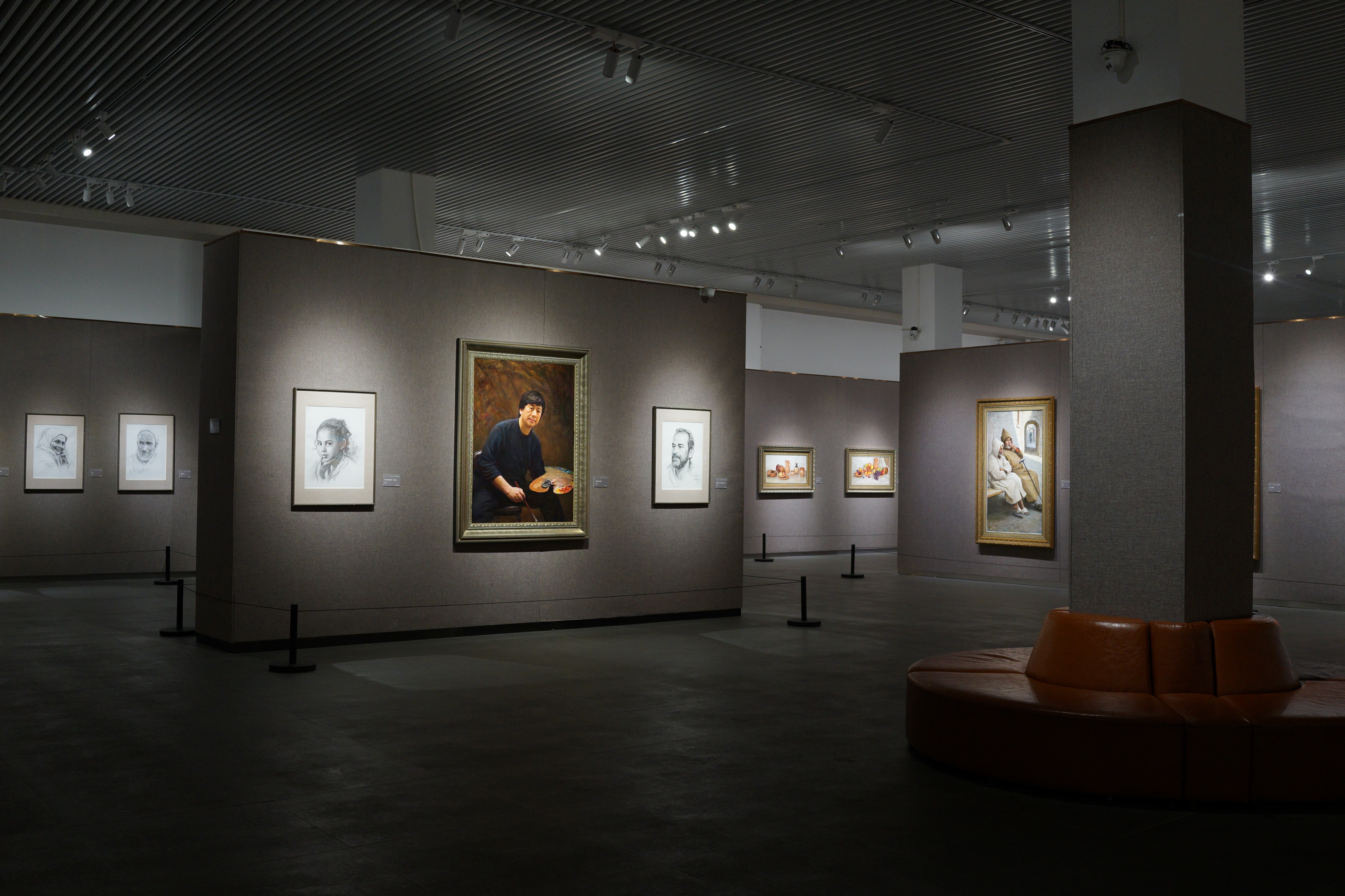 室内艺术展览展示多幅精美画作
