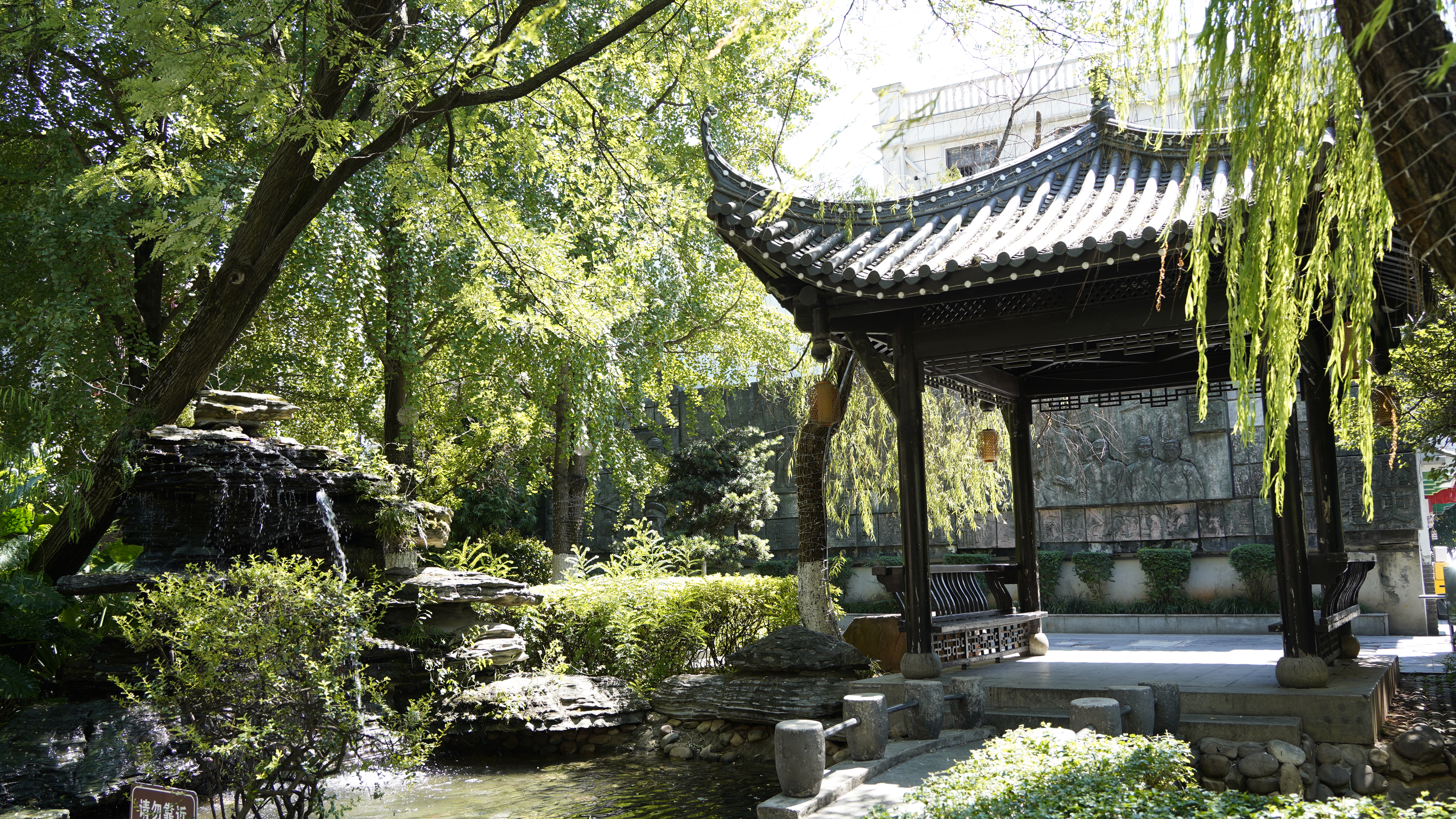 中式古风凉亭美景，尽显园林独特韵味