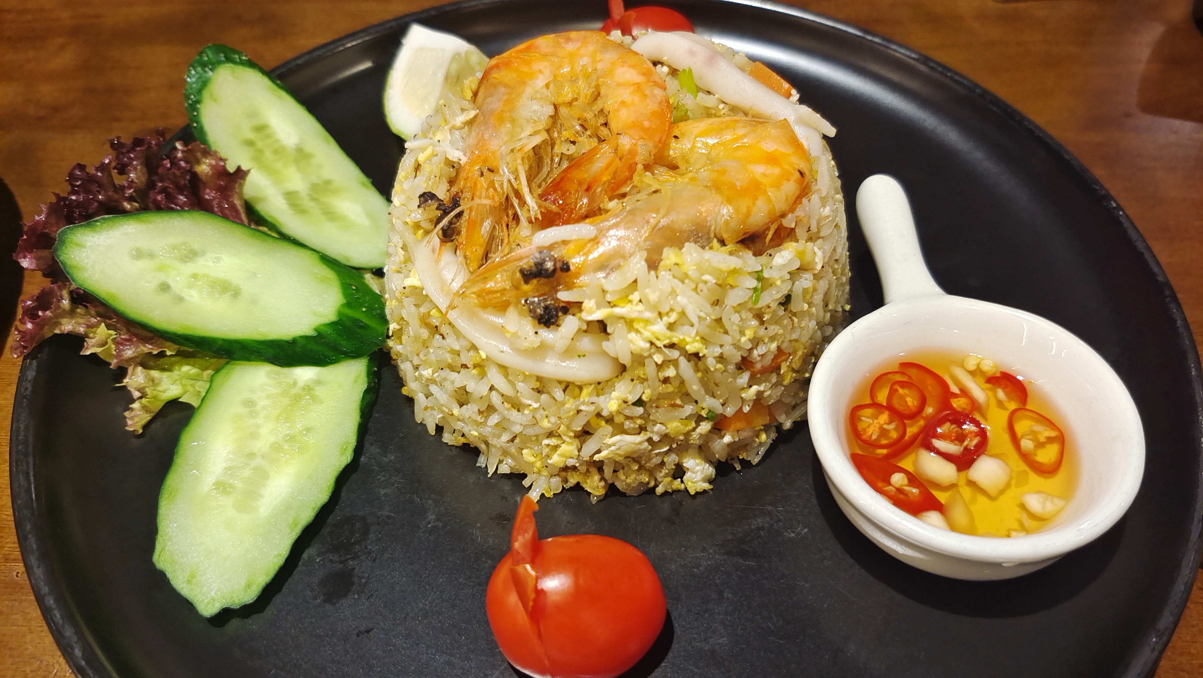 美味海鲜炒饭搭配特色蘸料的舌尖盛宴