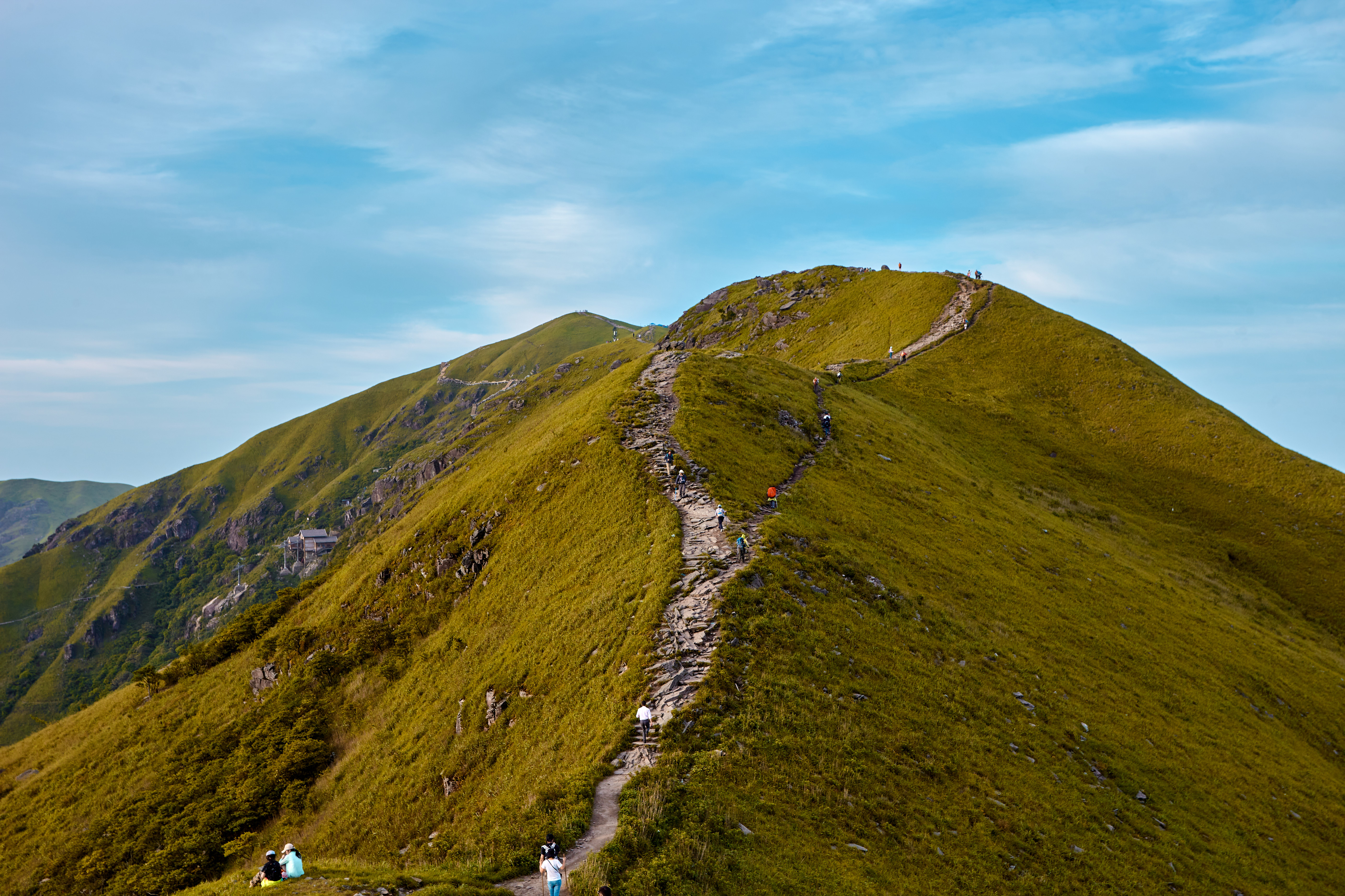 徒步登山赏壮美山景的户外运动之旅