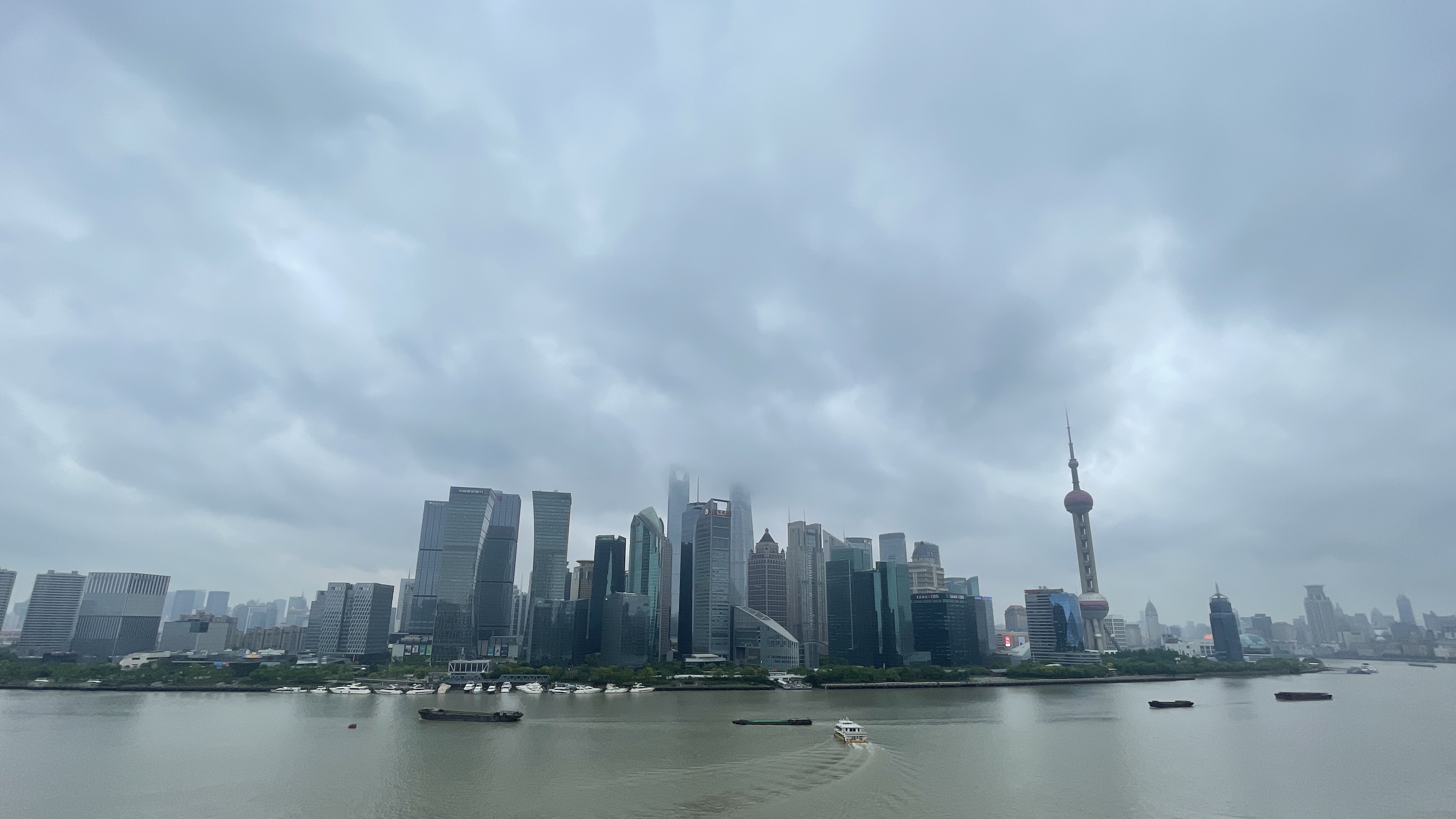 阴云笼罩下的繁华都市上海外滩景象