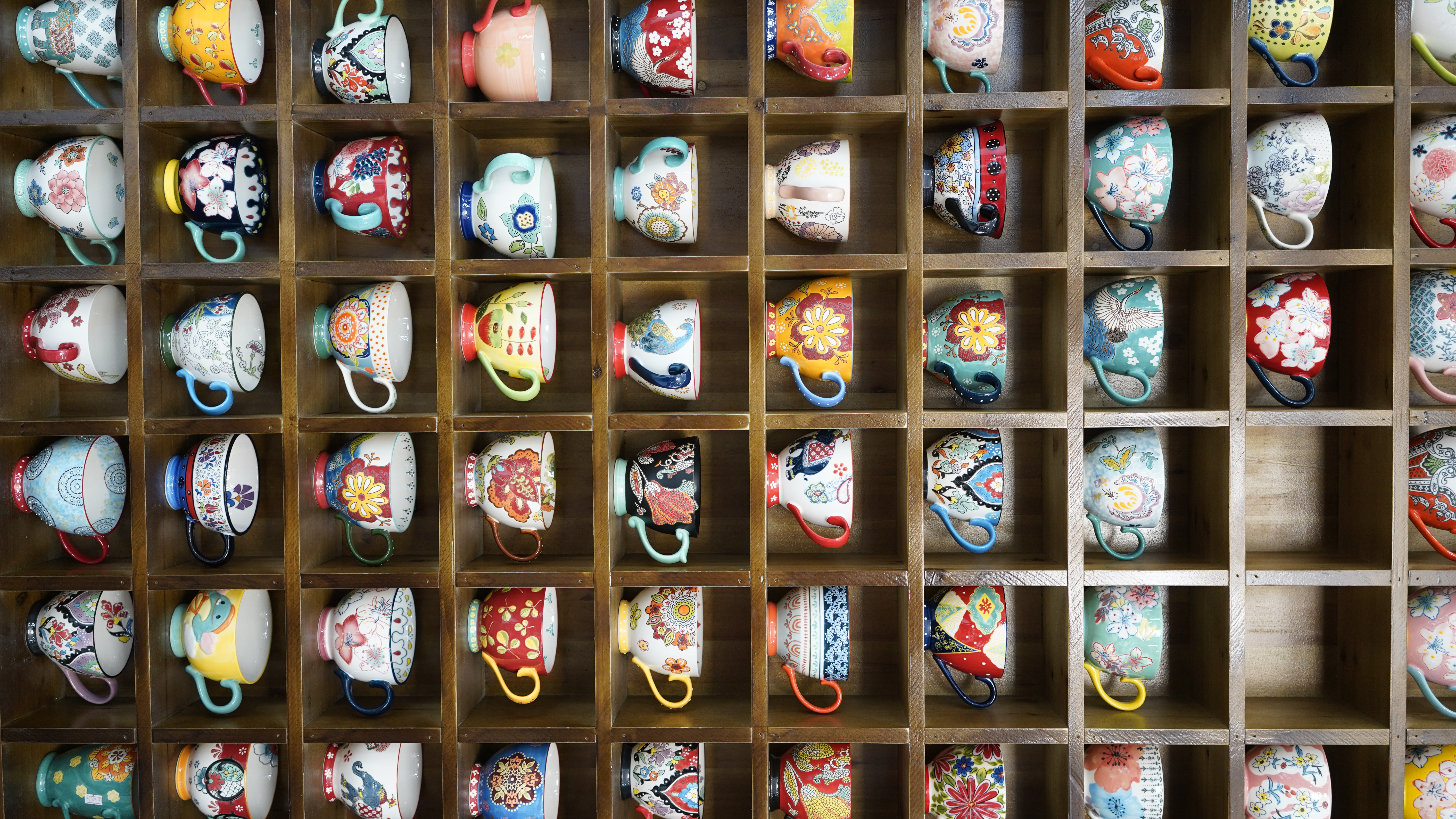 多彩陶瓷杯整齐排列 打造文艺餐具展示墙