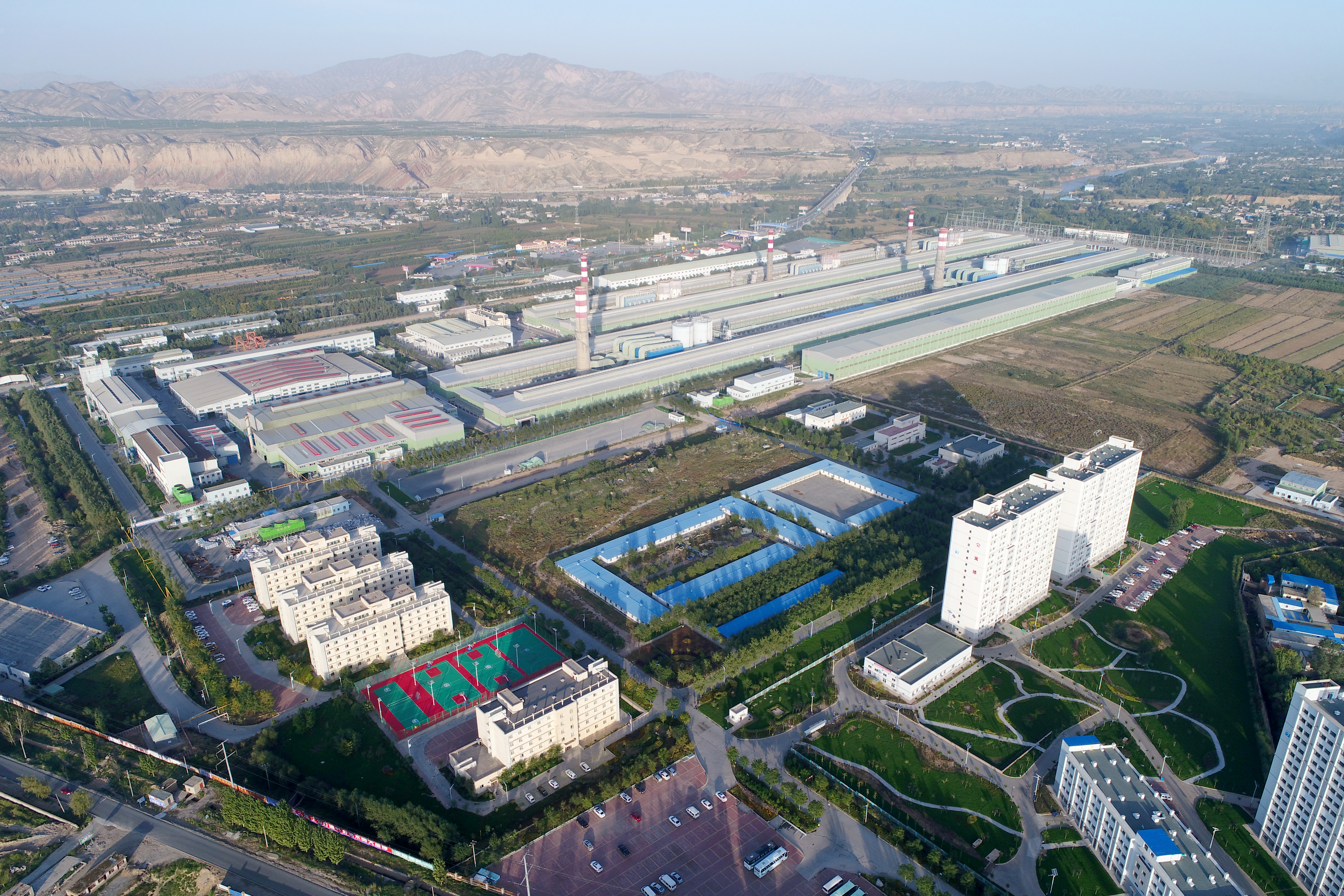 现代化工厂全景图尽显工业之美