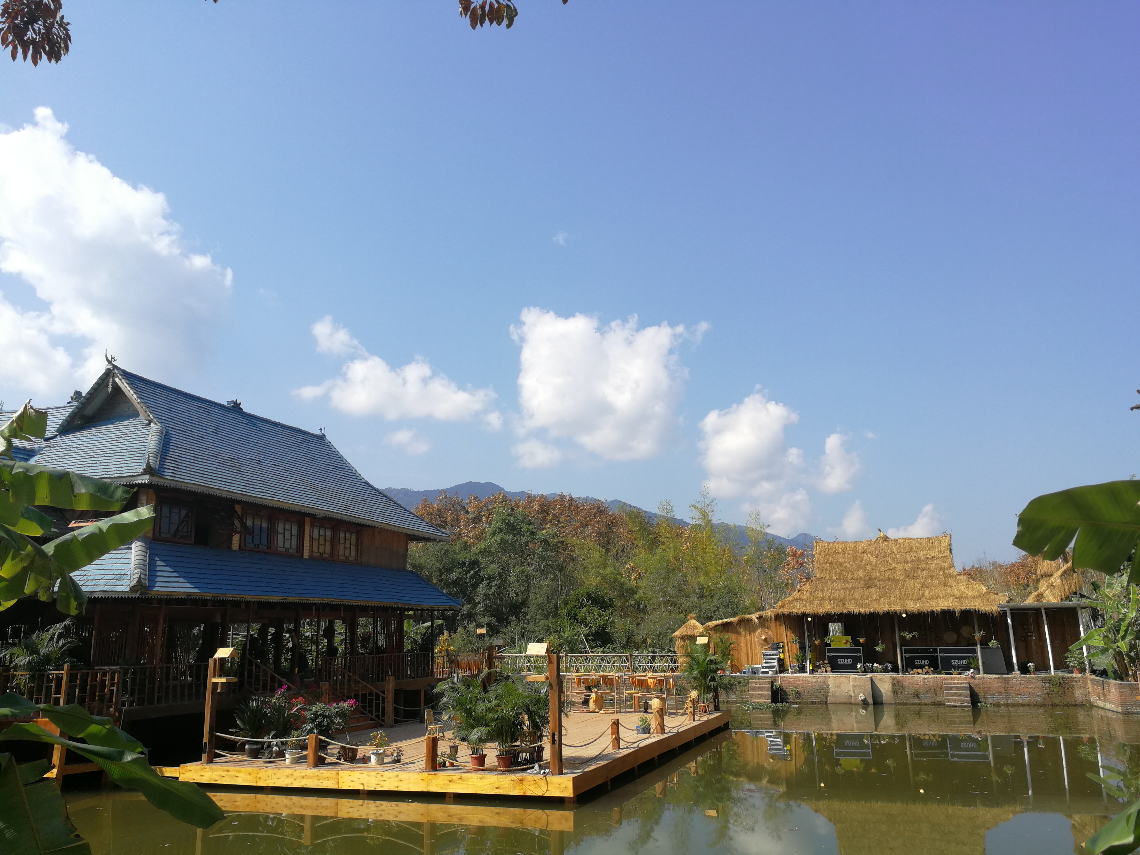 湖泊边特色木屋建筑 尽显自然清新之美