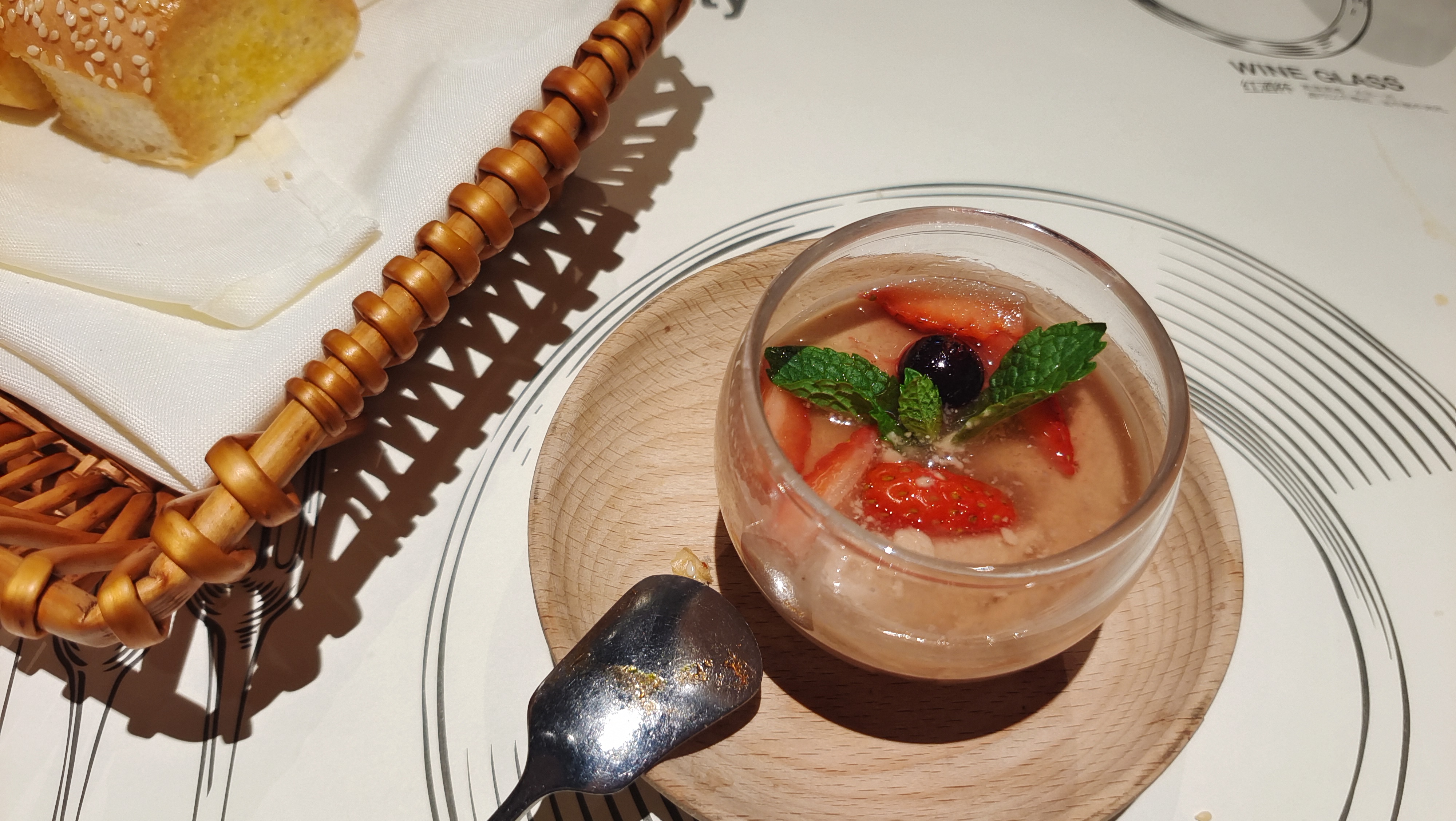 美味饮品搭配精致糕点，开启舌尖上的享受