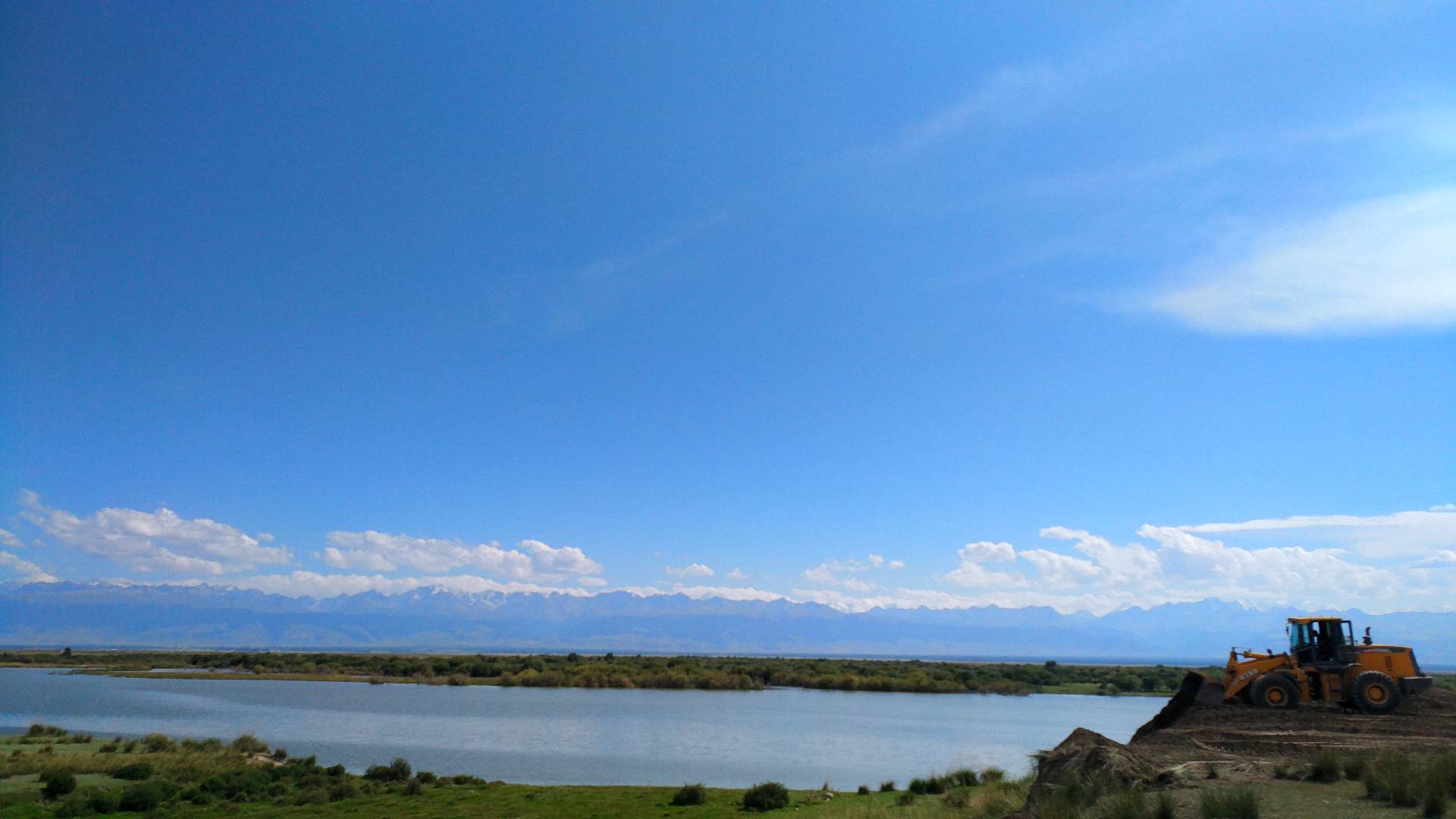 蓝色天空下的湖泊美景尽显清新自然之韵