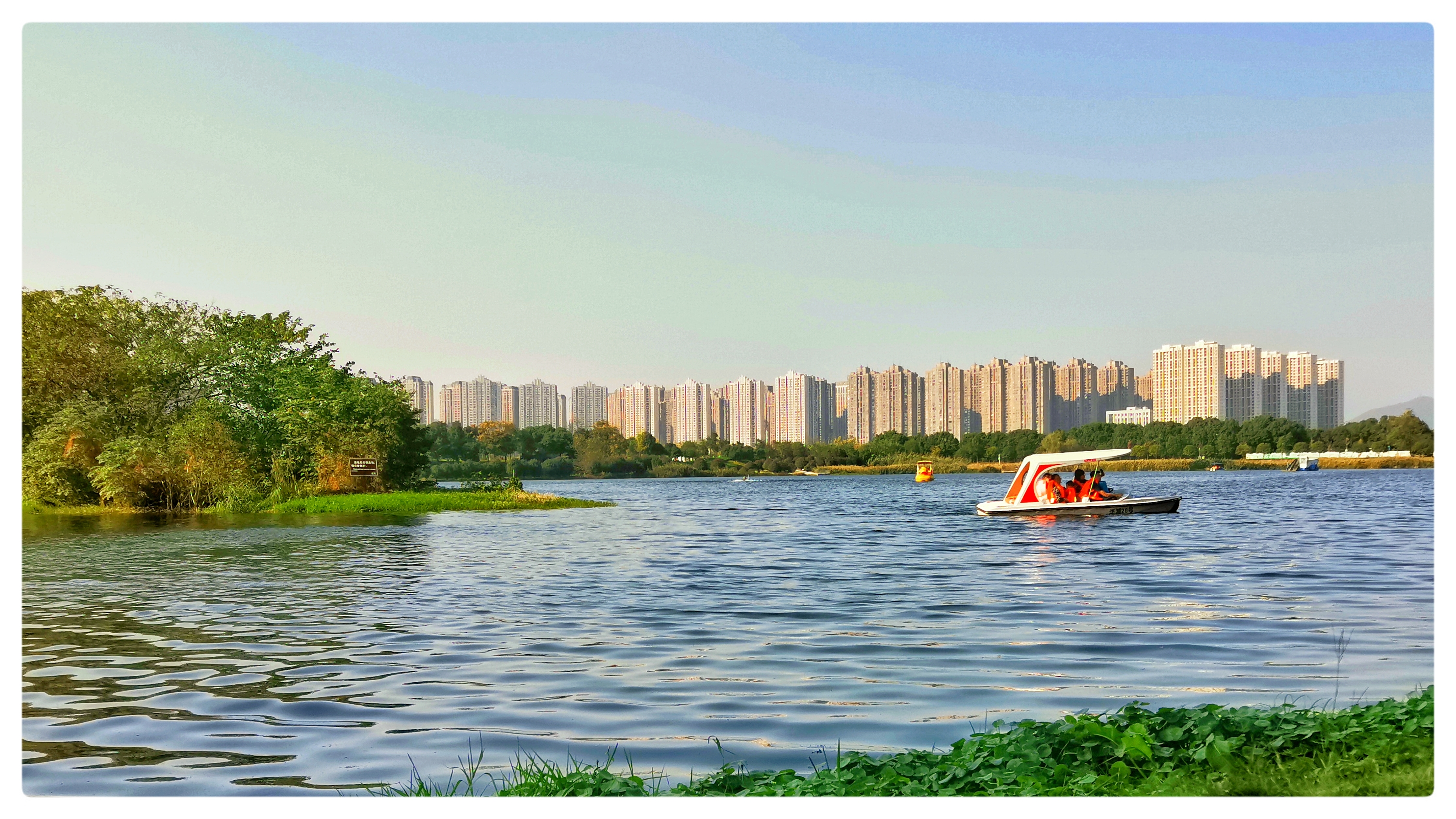 湖泊美景映城市，赏心悦目的自然风光图