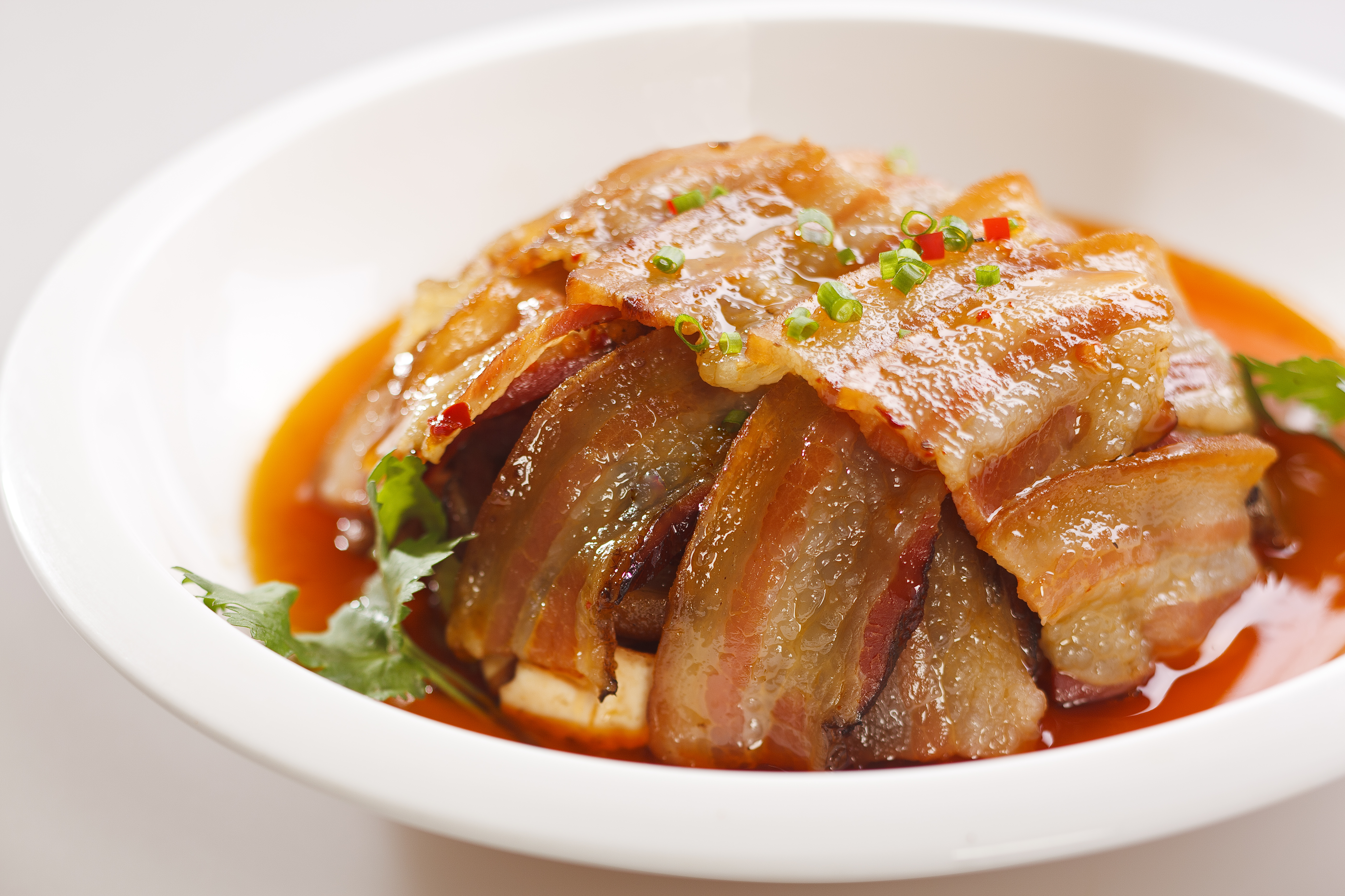 色泽诱人的中式腊肉菜品尽显美味