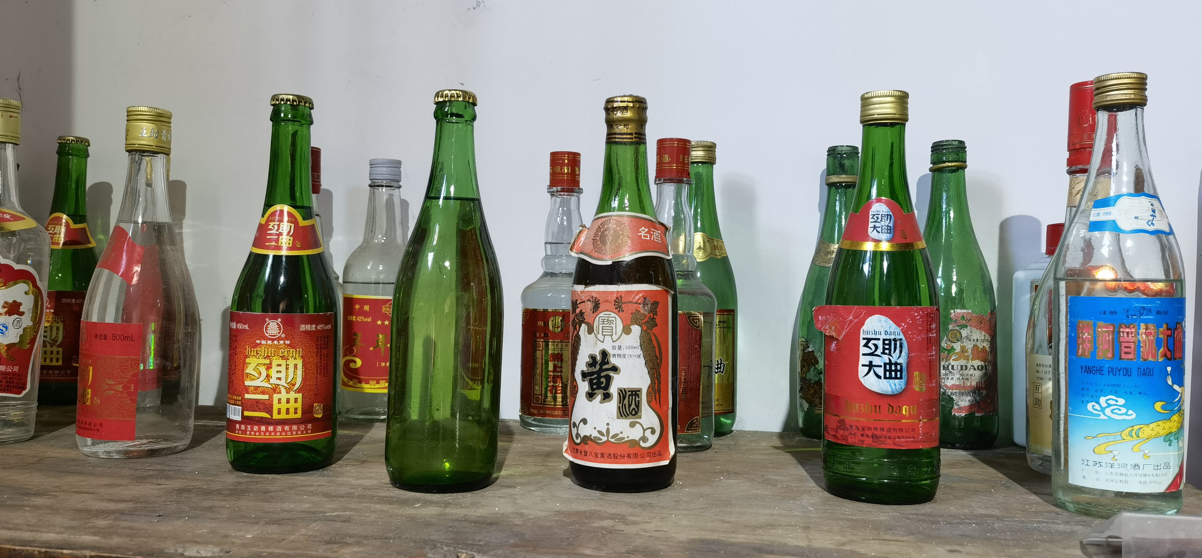 多款特色酒瓶展示，领略酒水饮品独特魅力