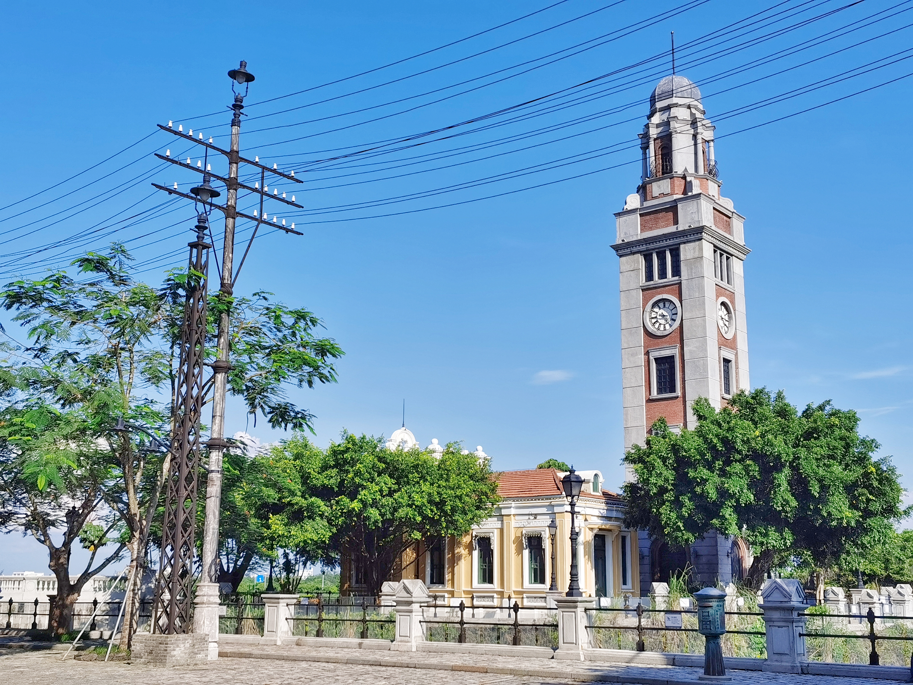 特色钟楼建筑，尽显复古韵味的城市地标
