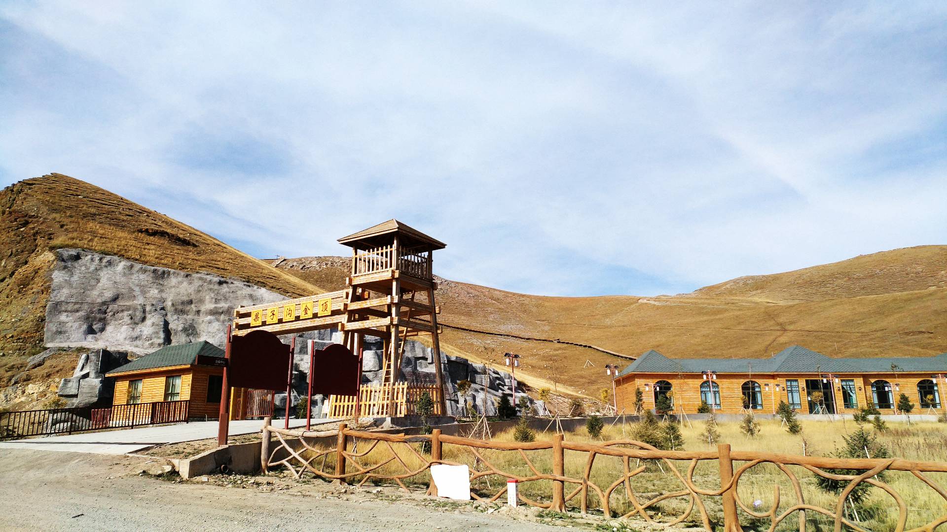 特色建筑展现独特风光的户外景区宣传图