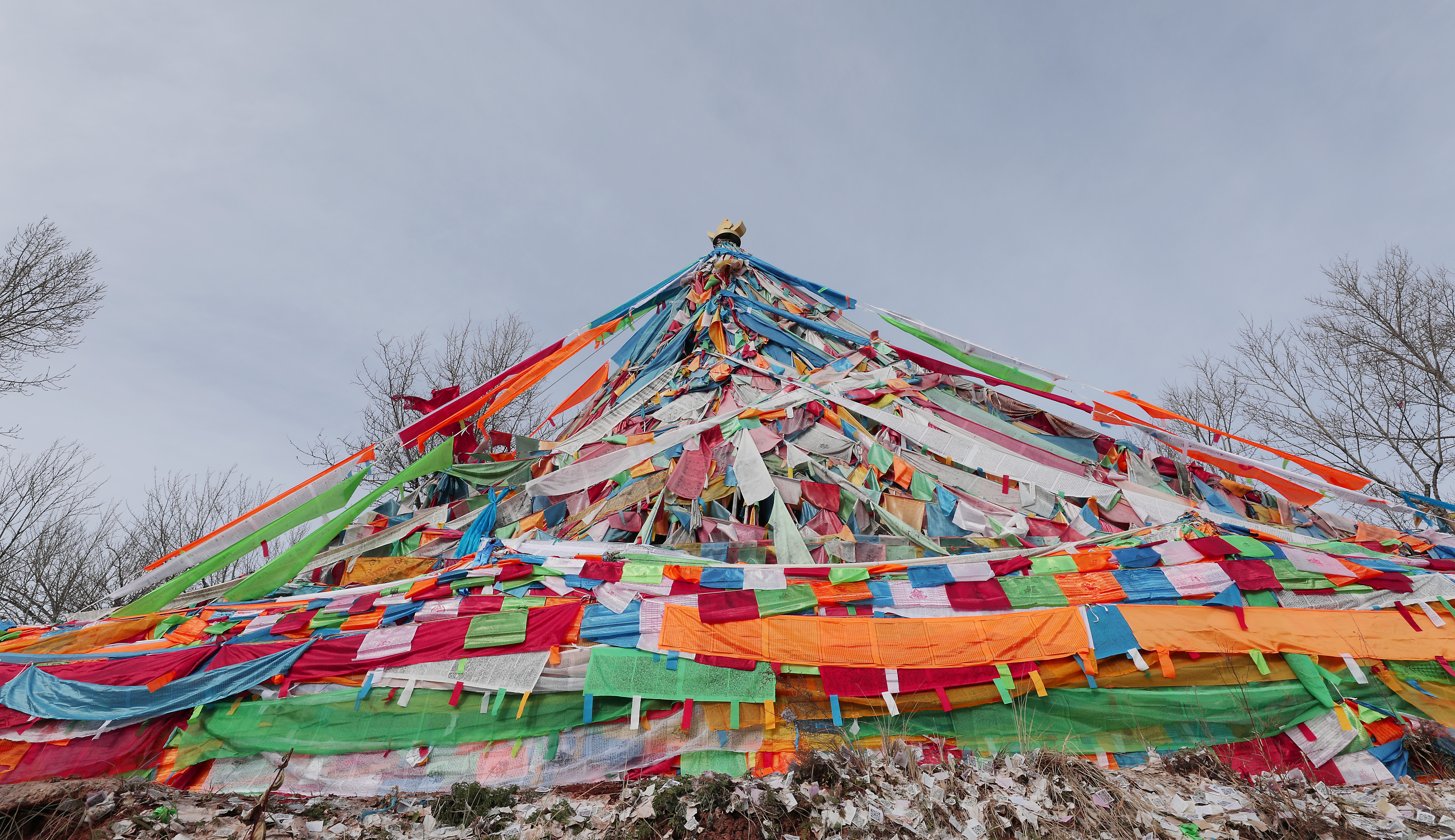 色彩斑斓的经幡装饰，独特的民族风情展示