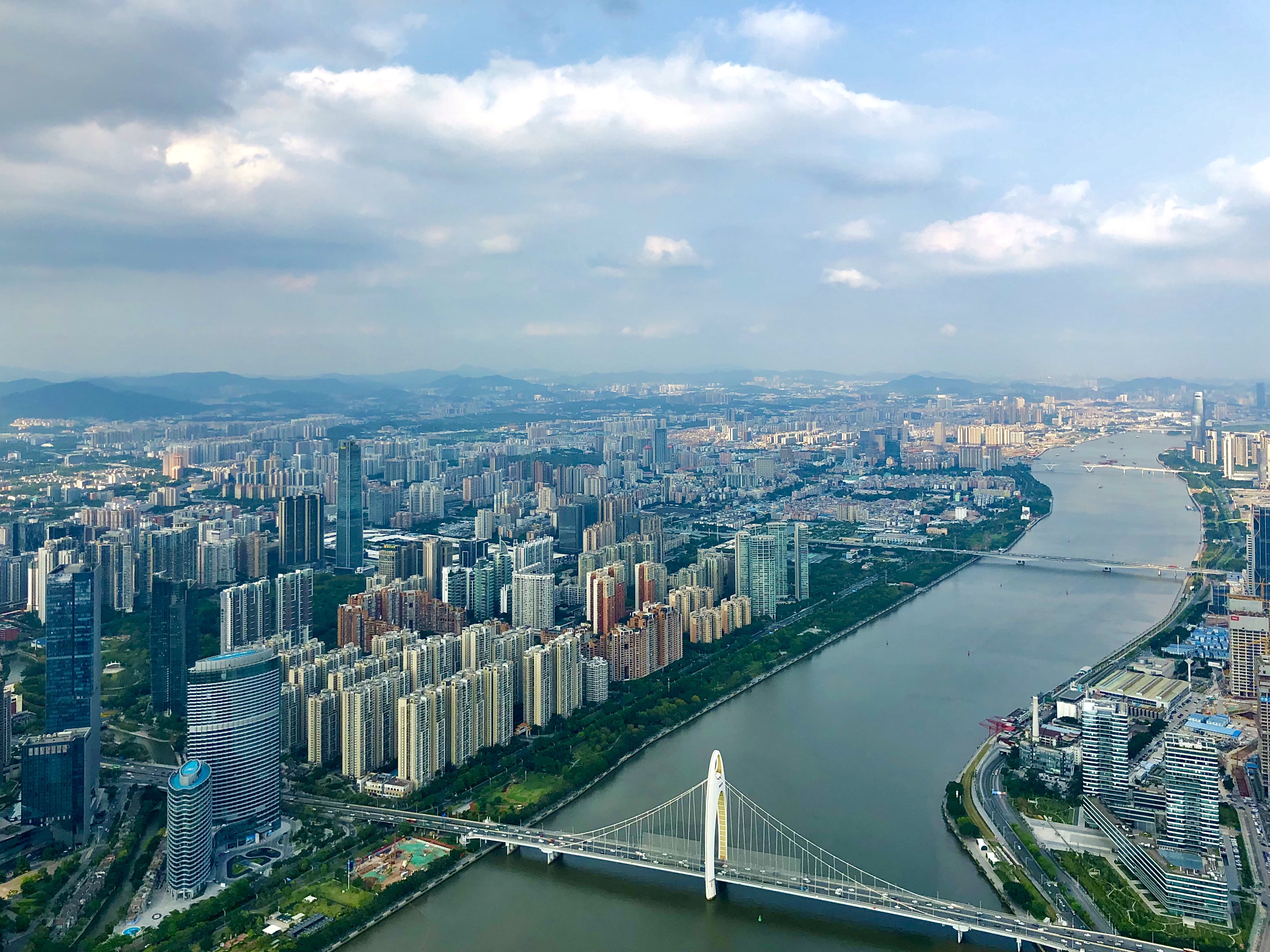 城市风光尽显，现代化景观的电脑壁纸素材
