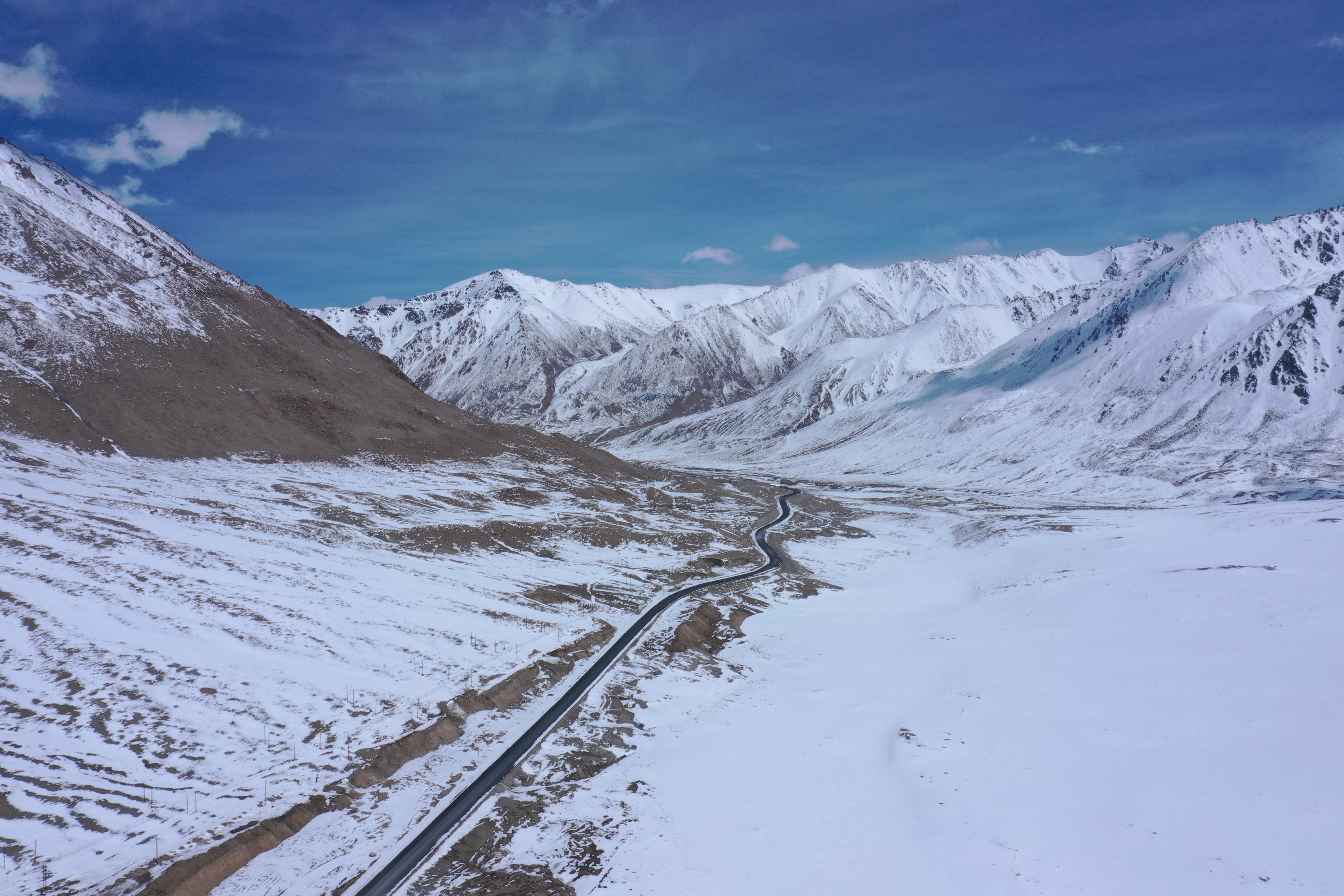 壮丽雪山公路景色，赏景必备电脑壁纸