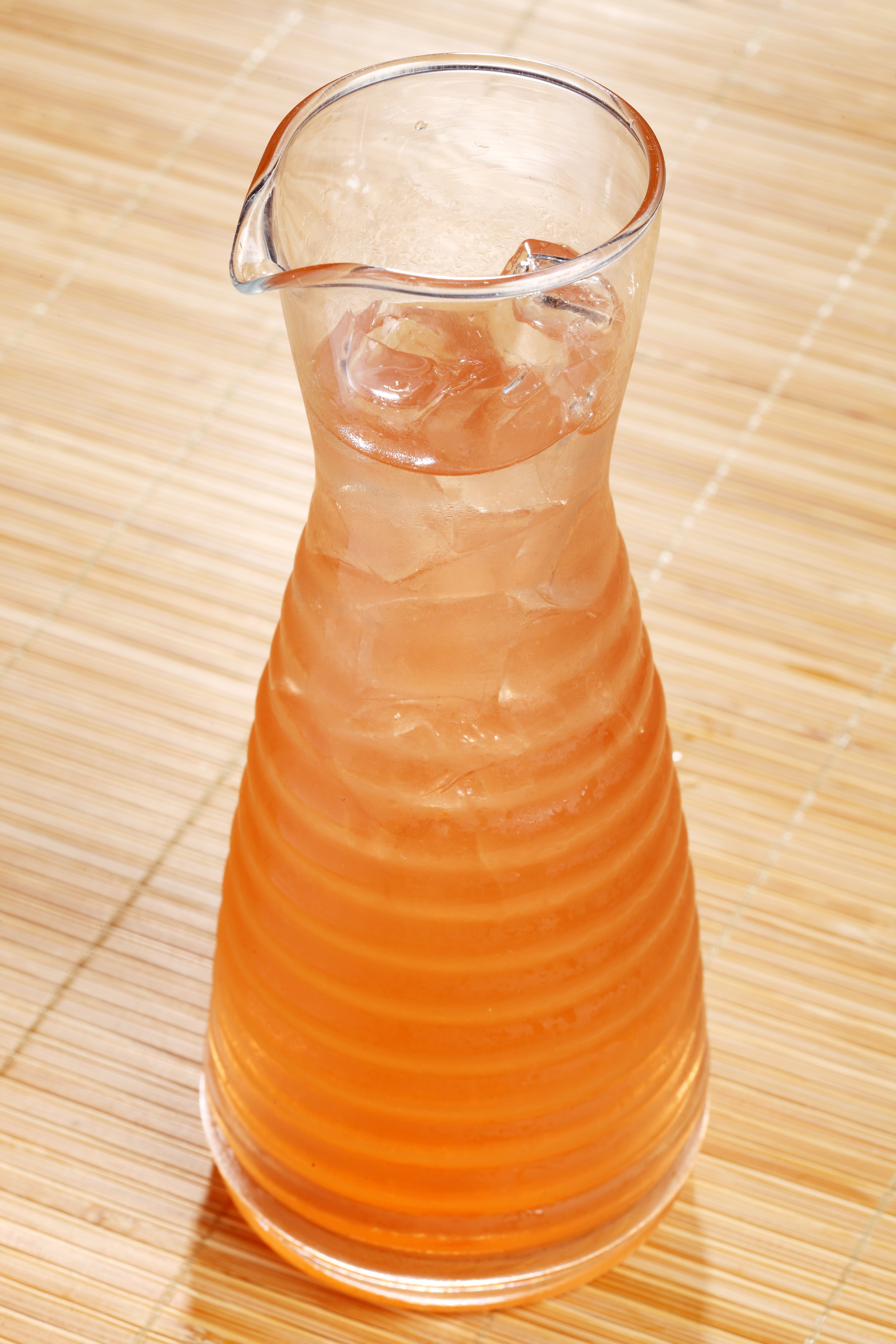 玻璃壶中橙色饮品