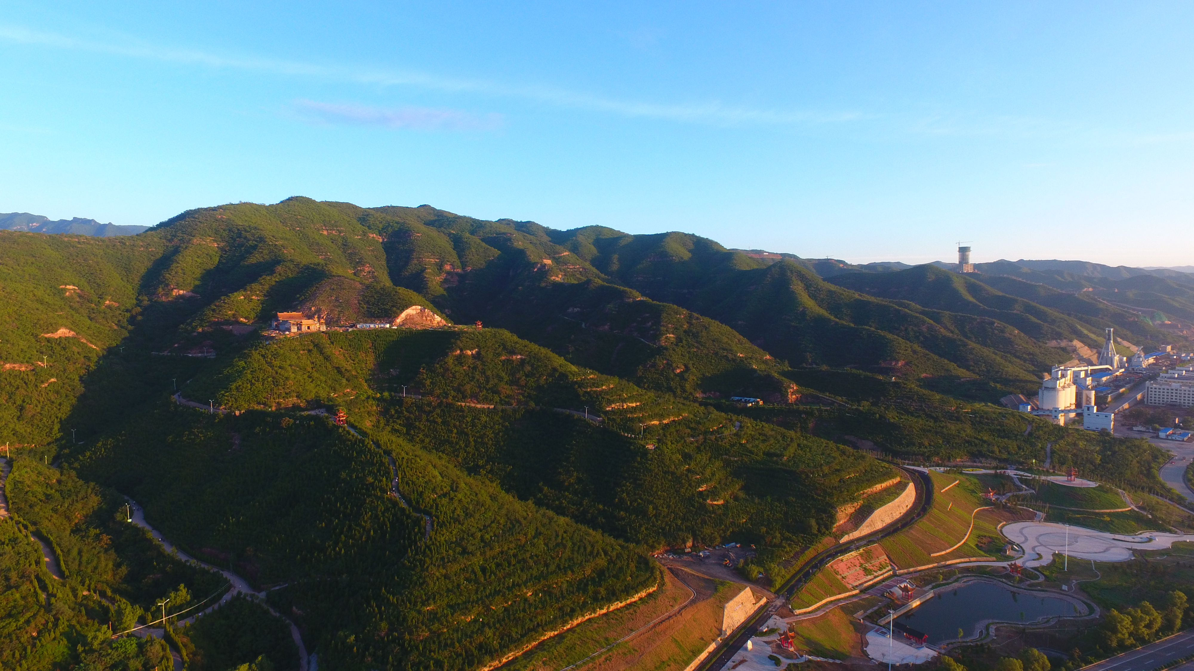 绿意盎然的山脉风景图尽显自然之美