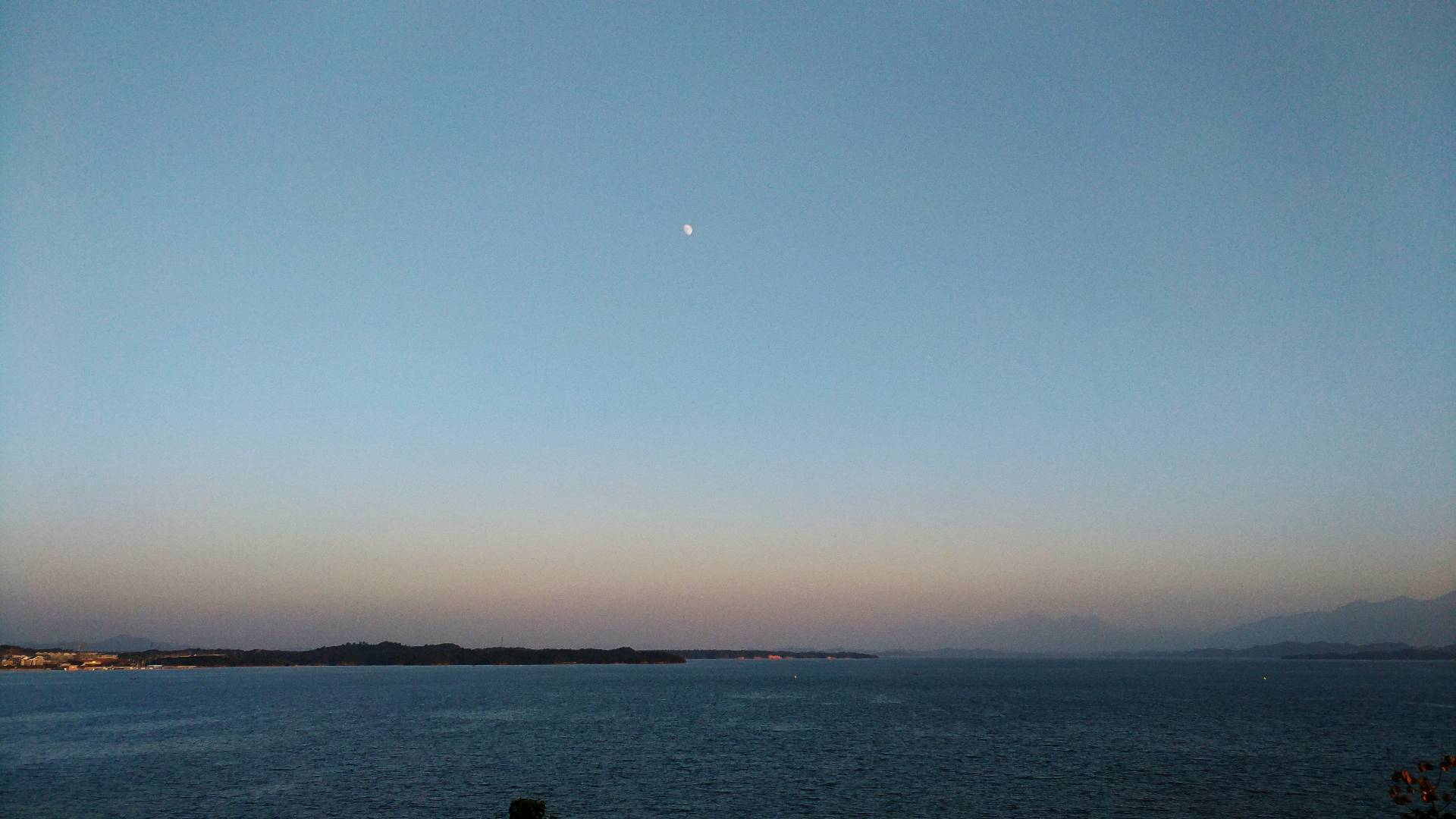 辽阔海洋上的天空之景尽显自然清新魅力