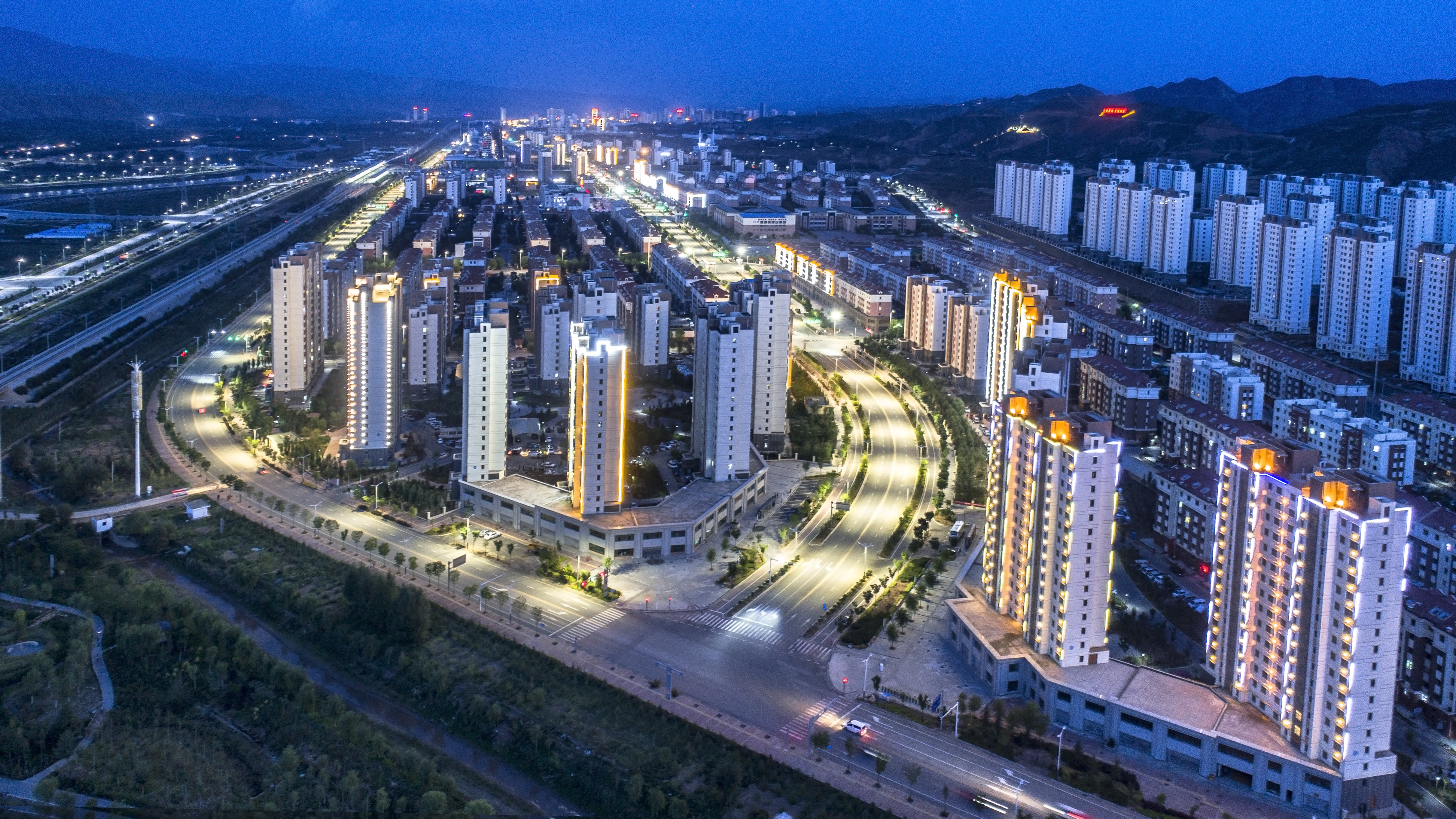 璀璨城市夜景图尽显繁华风貌的电脑壁纸