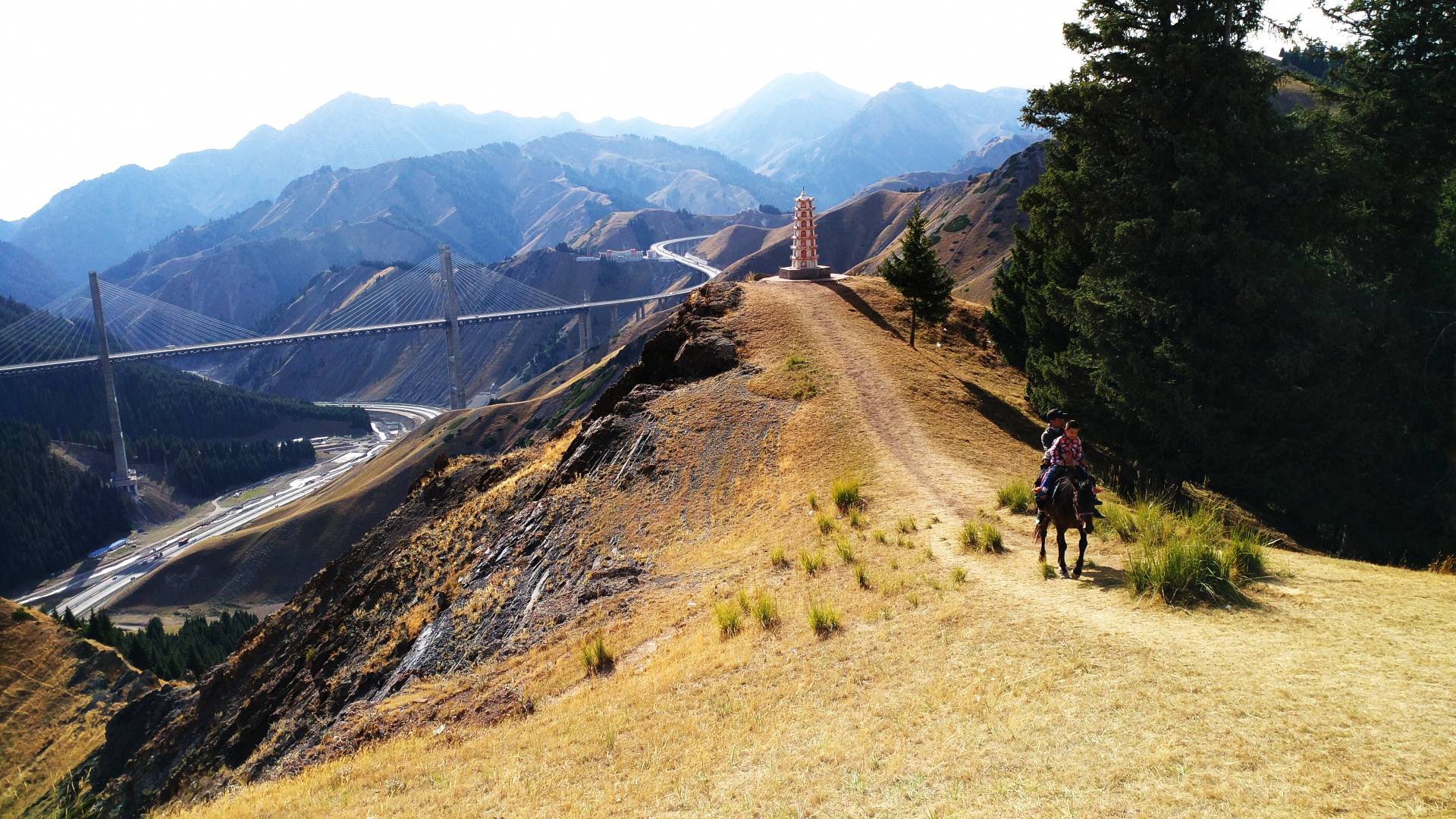 户外山坡骑马赏景 壮美山脉尽收眼底