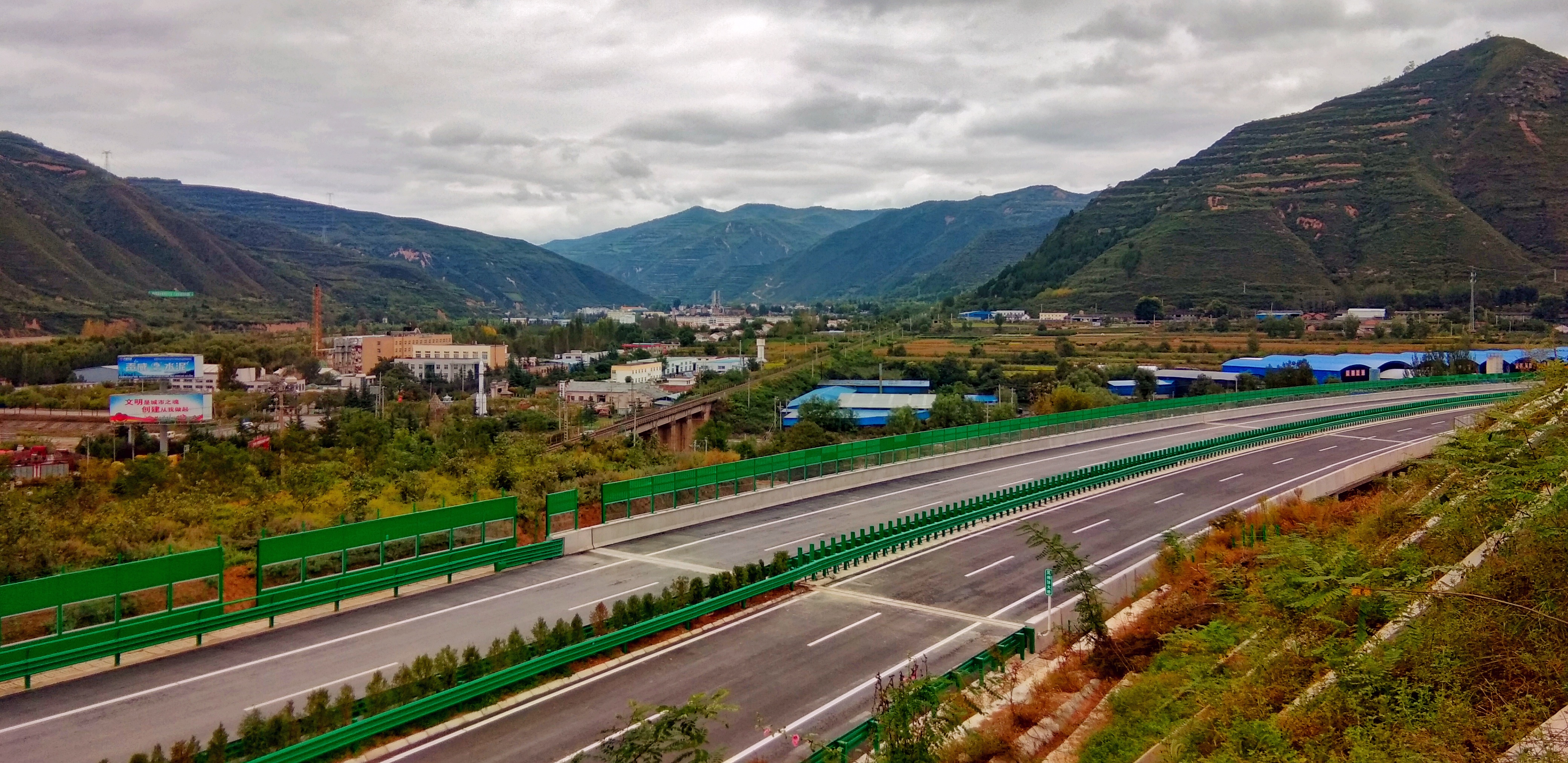 宽阔高速公路贯穿山间，赏壮丽自然景观