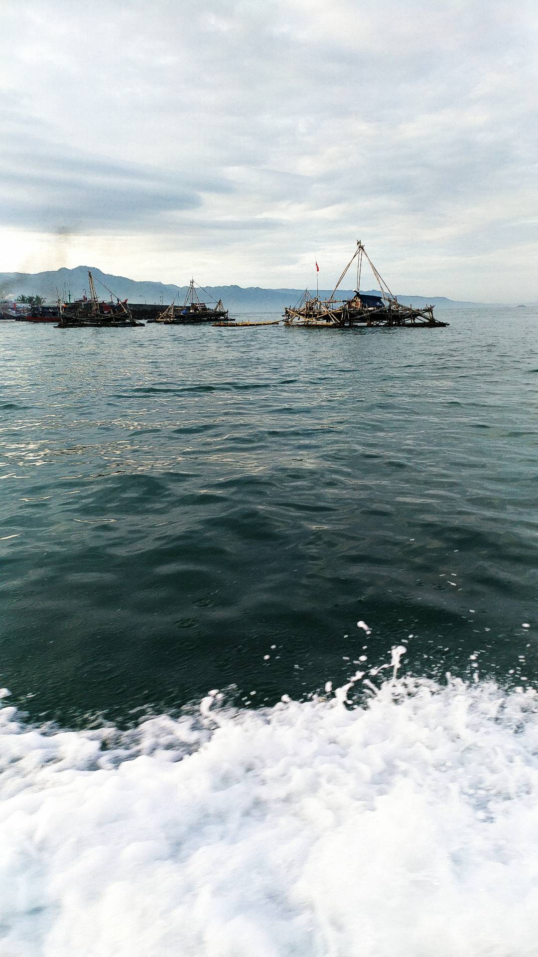 海面上的轮船与独特装置，尽显海洋风情
