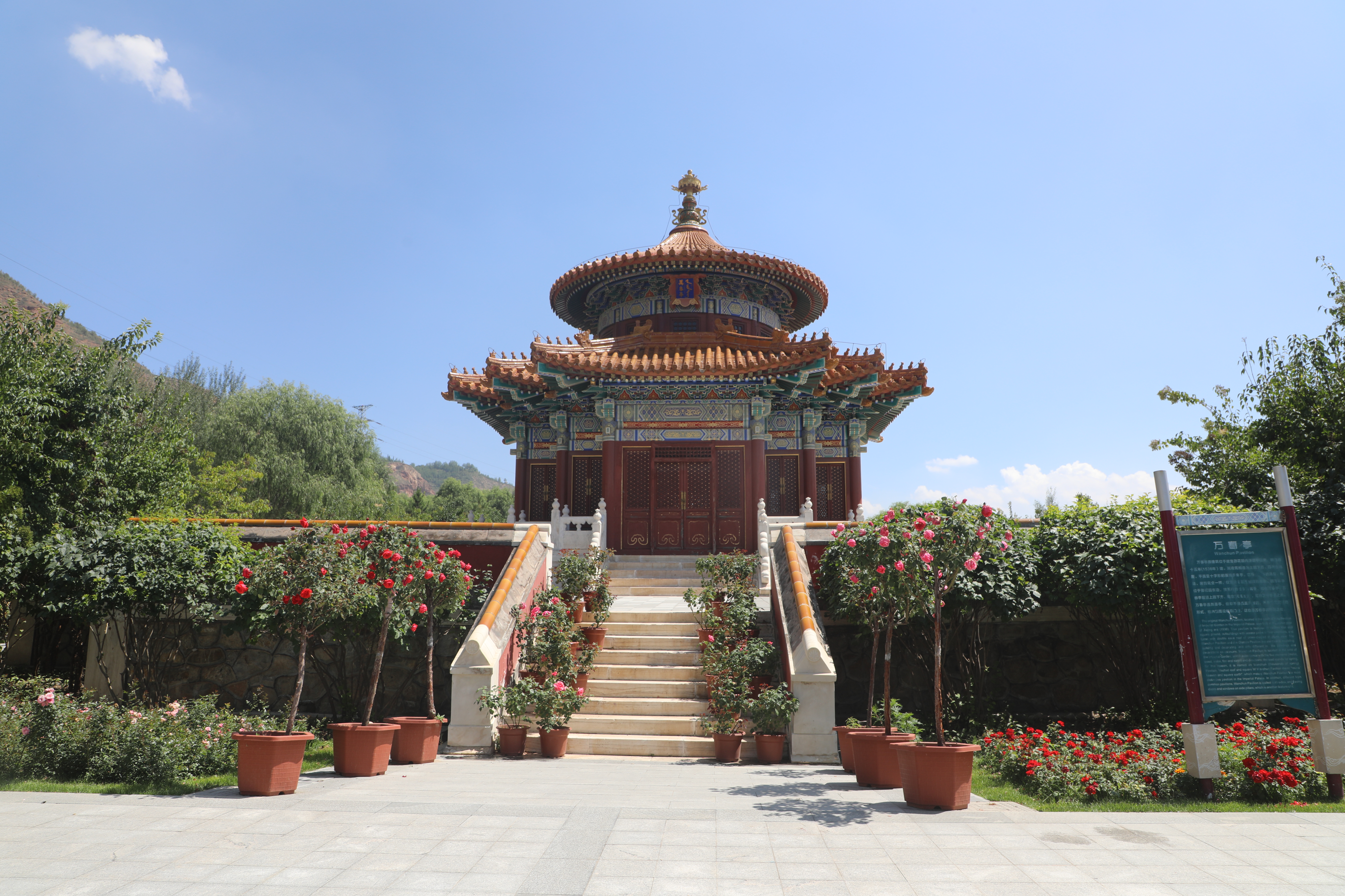 古建筑前繁花似锦尽显中式韵味之美