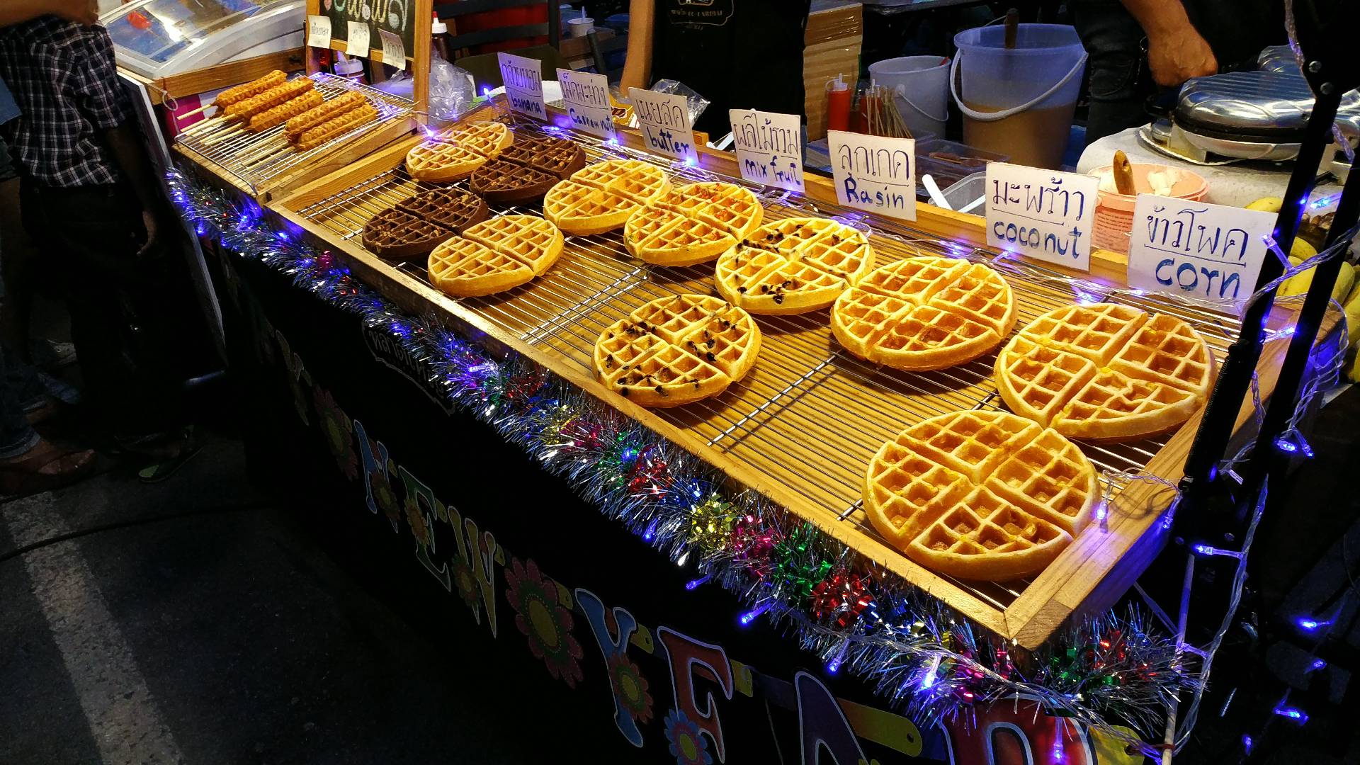 美味华夫饼摊位展示，特色糕点尽显诱人魅力