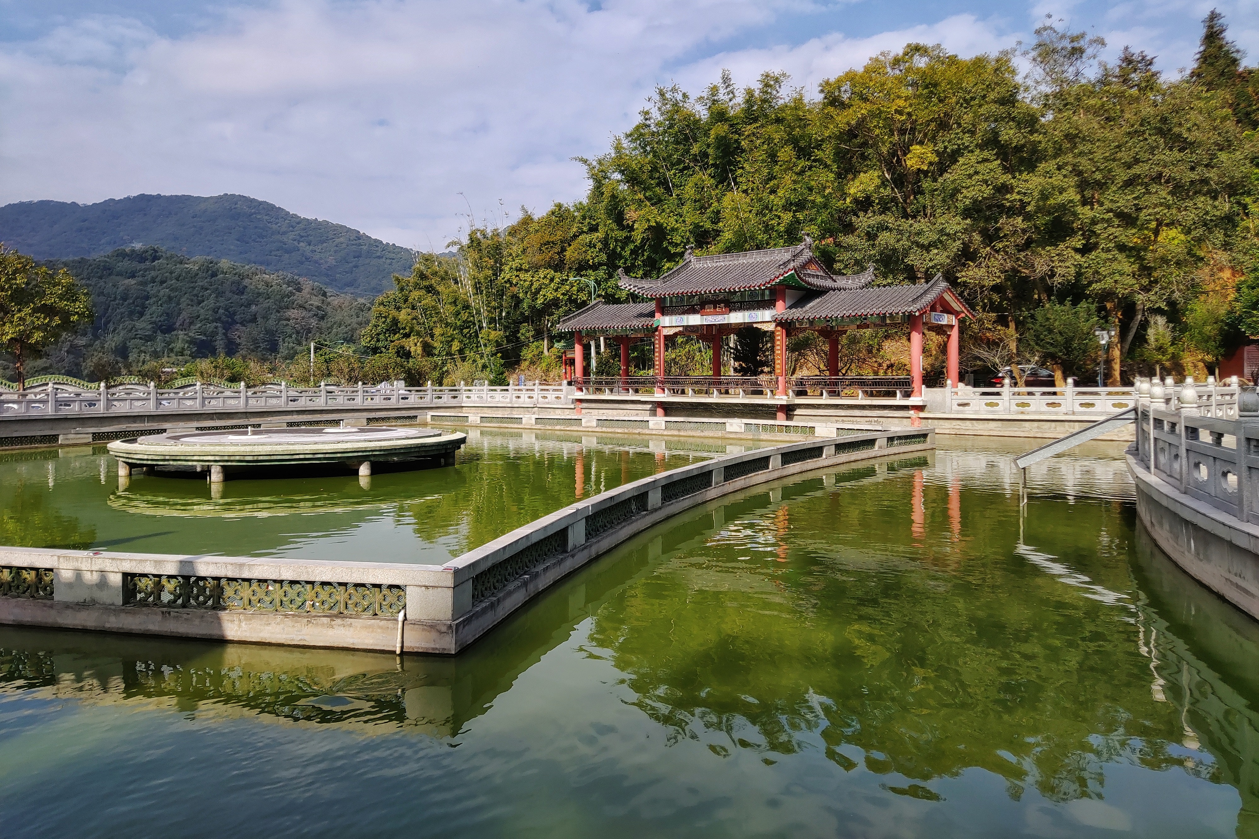 古色古香中式建筑旁的湖泊美景令人陶醉