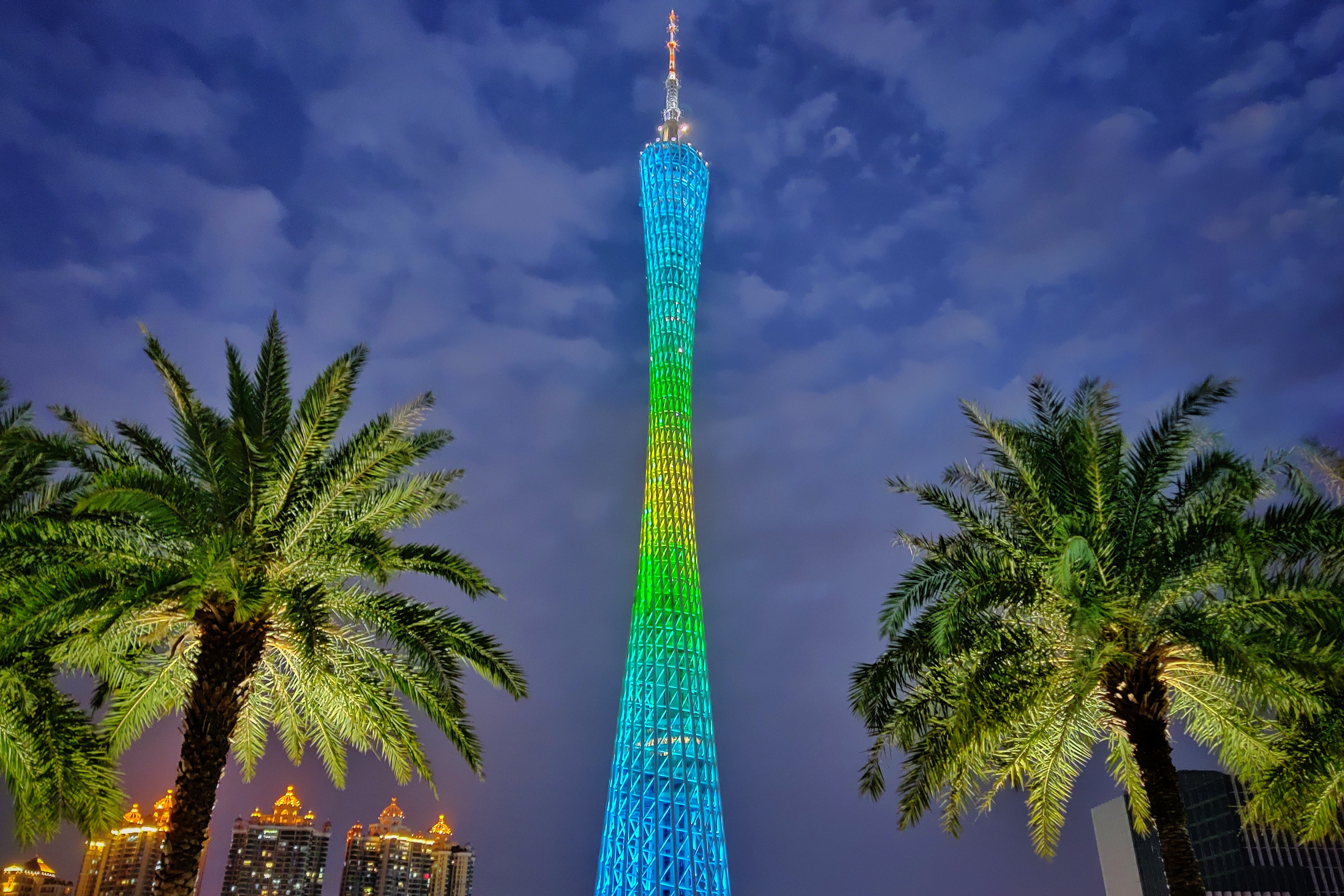 炫彩广州塔点亮夜空 城市地标尽显魅力