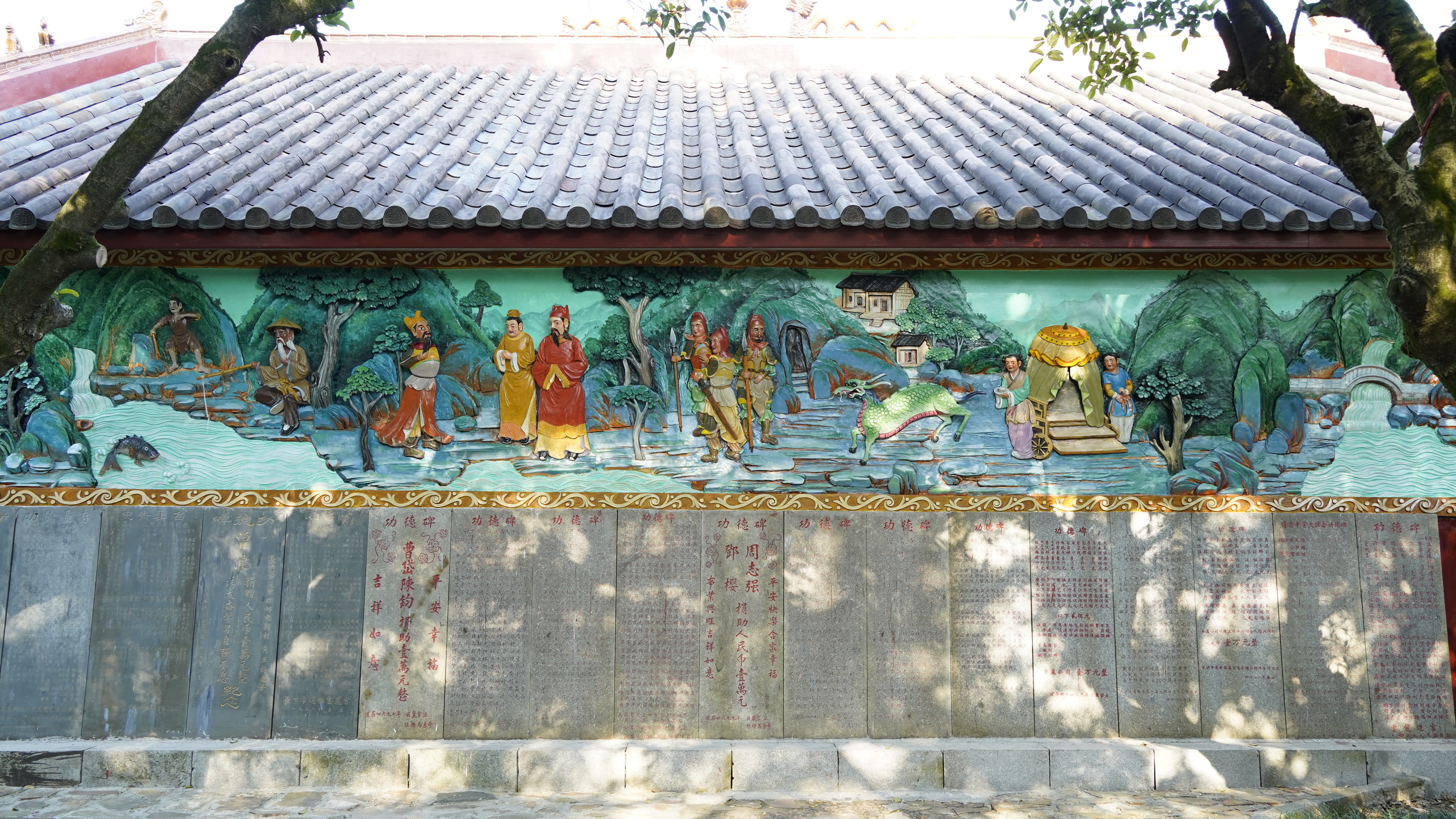 古建筑墙绘展现古装人物风采的艺术之美