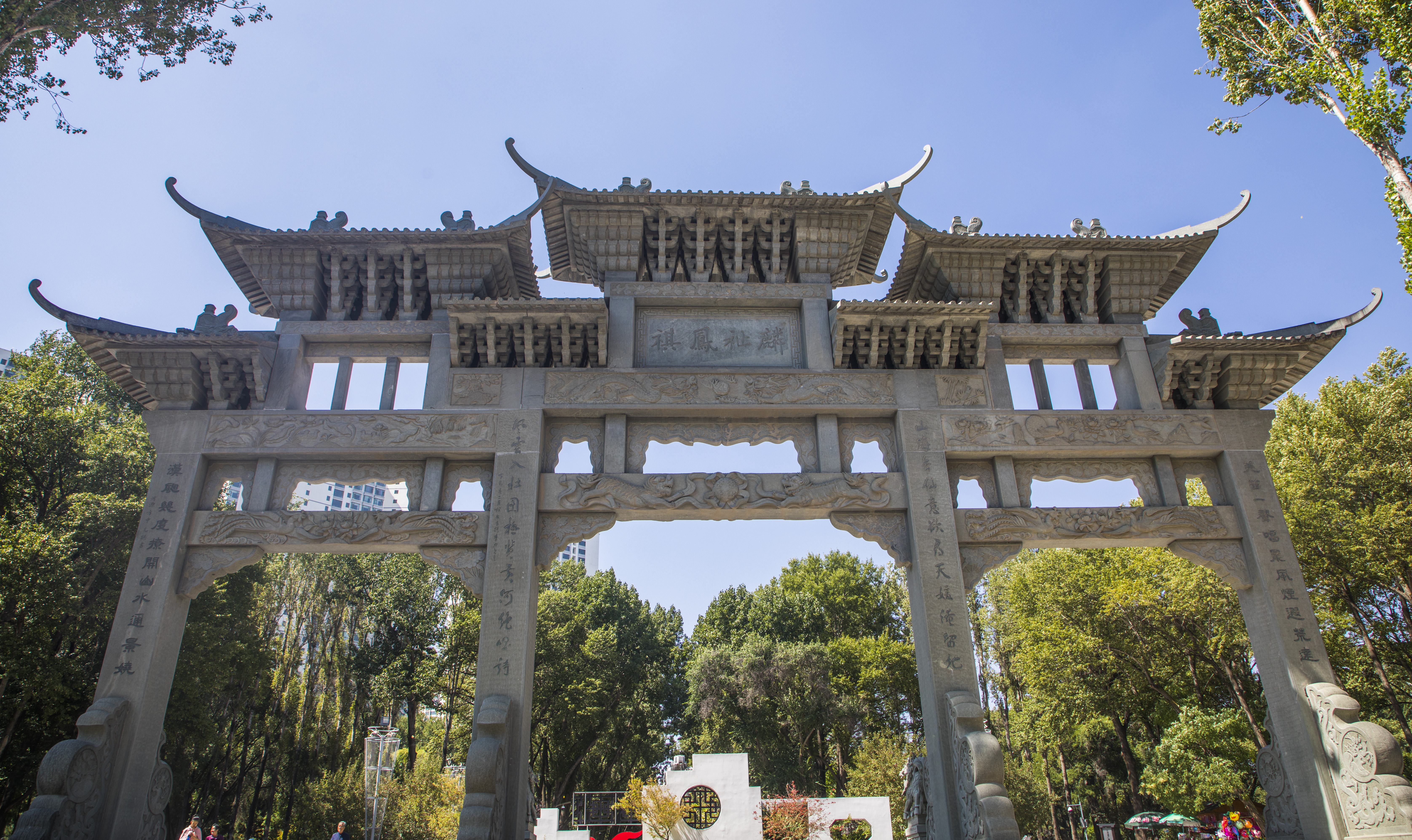 中式风格古建筑牌坊彰显传统文化魅力
