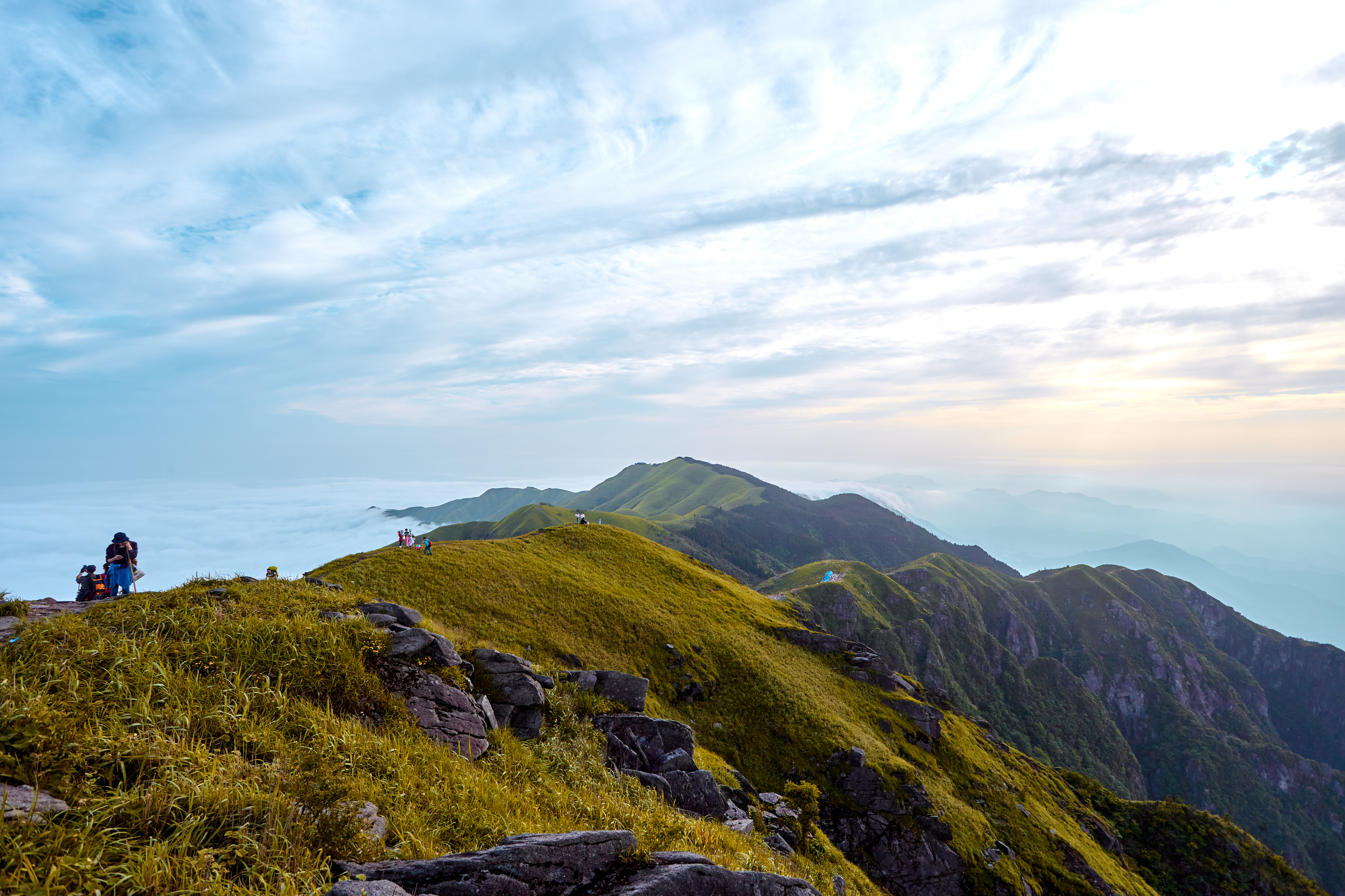 壮观山脉风景图，打造户外旅游宣传海报