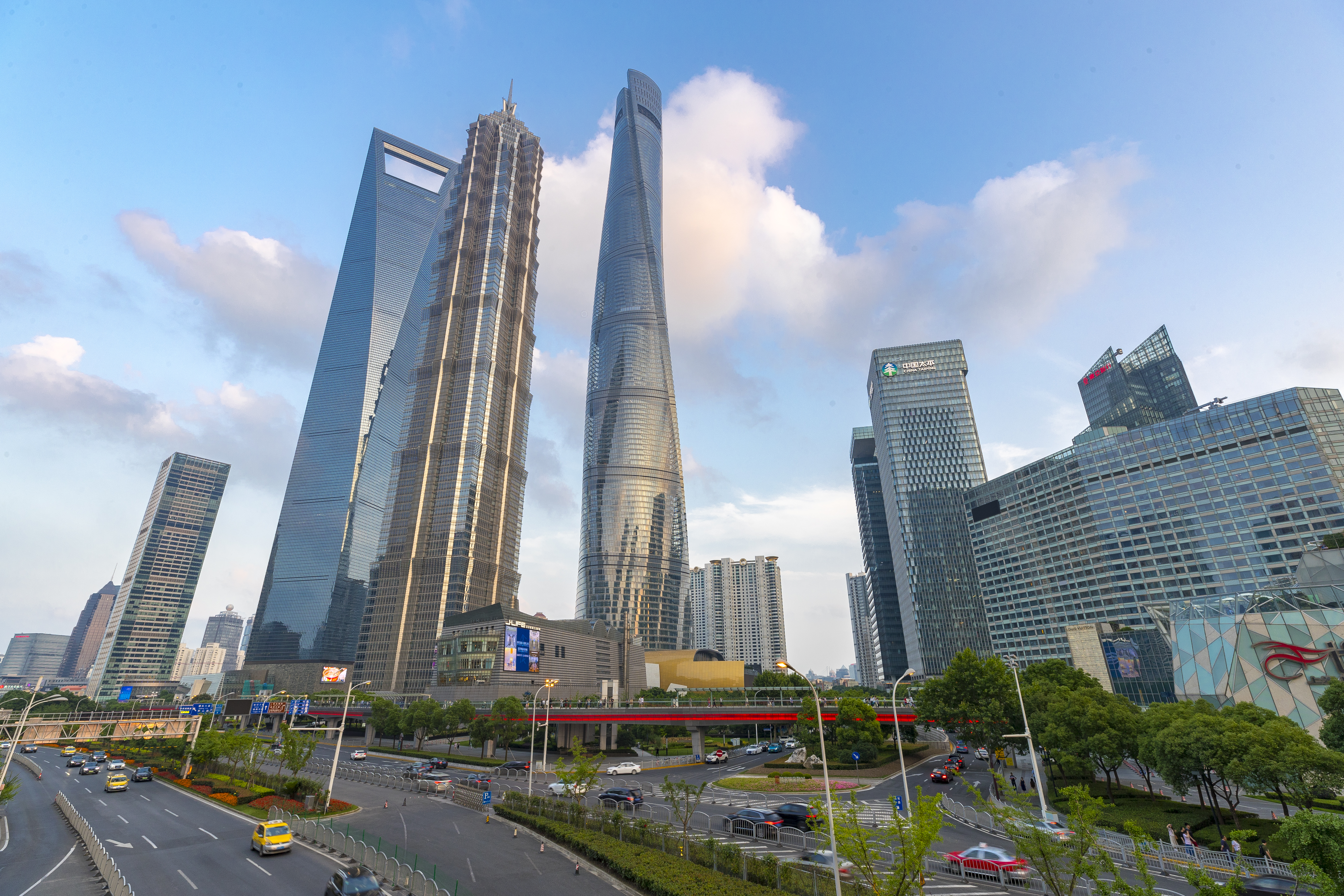 现代化都市地标建筑彰显时尚魅力