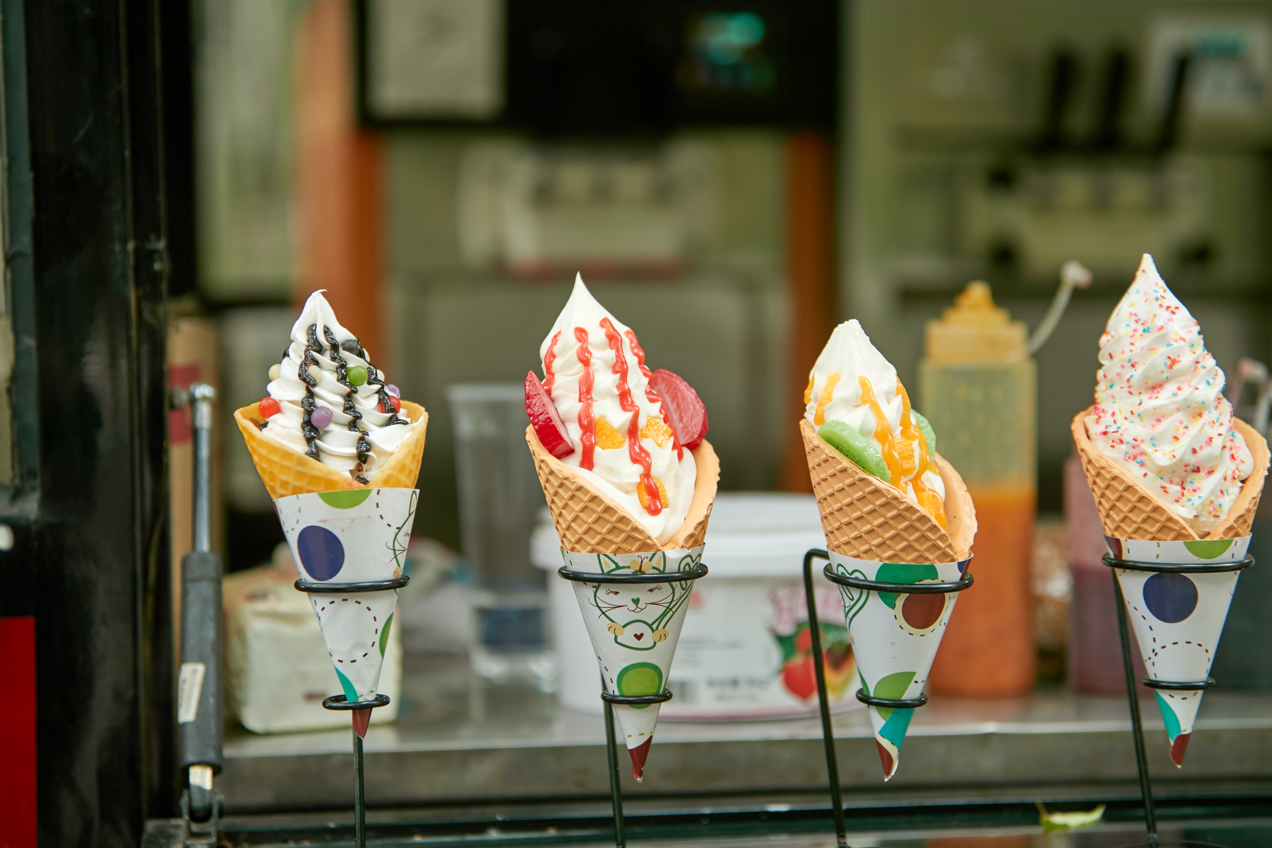 多彩冰淇淋甜筒，夏日必备的清凉美味