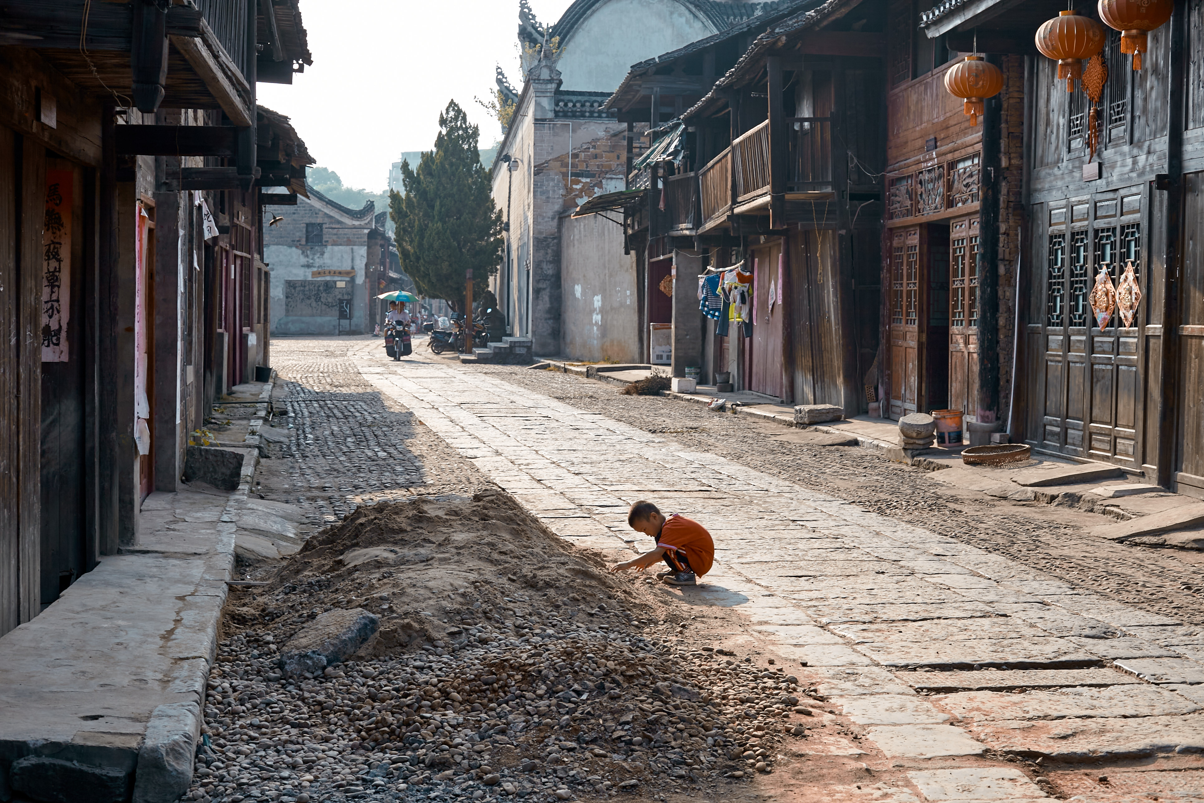 乡村古街孩童玩耍的悠闲生活景象