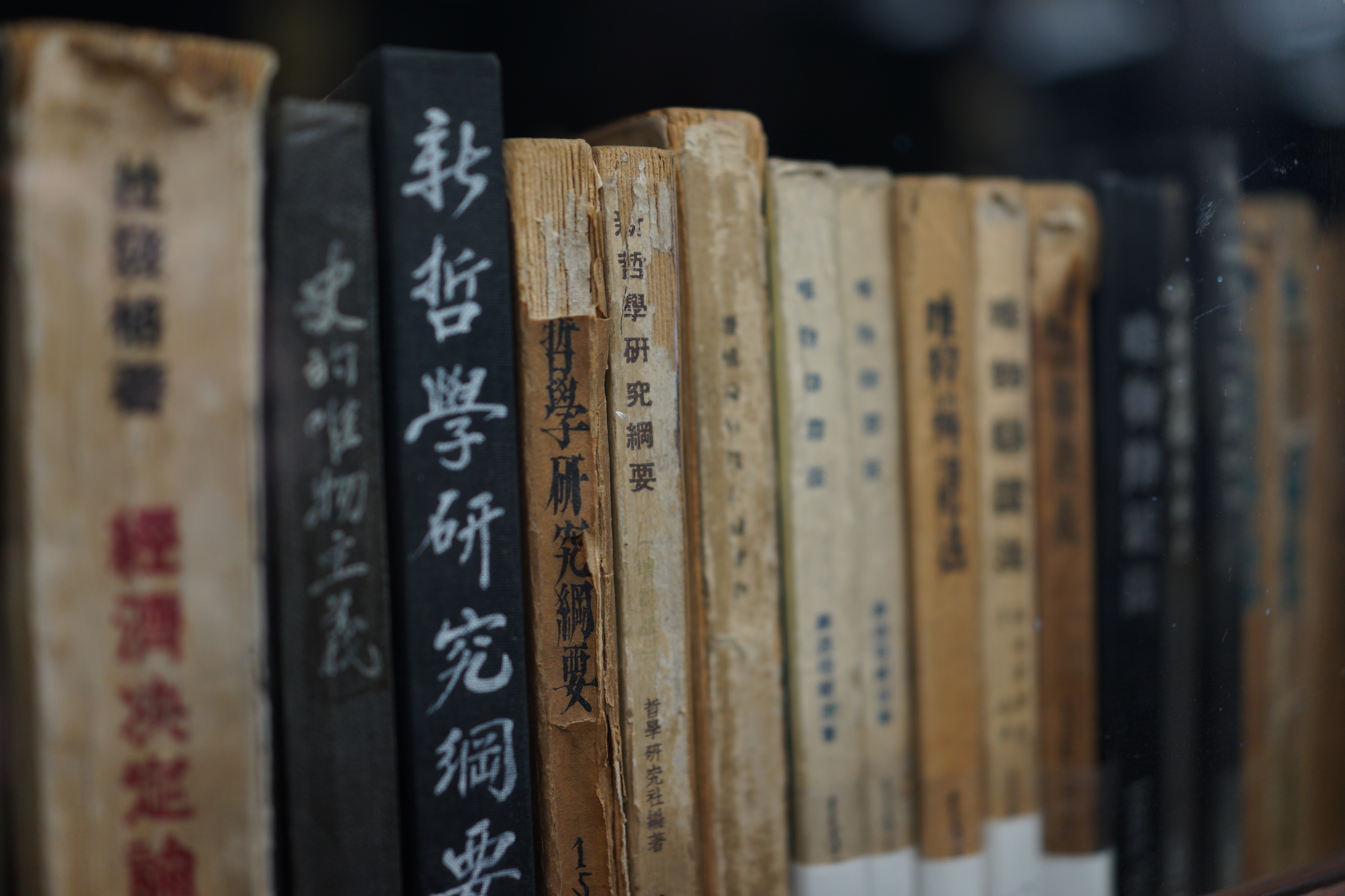 古朴旧书架上的经典书籍 尽显文化韵味