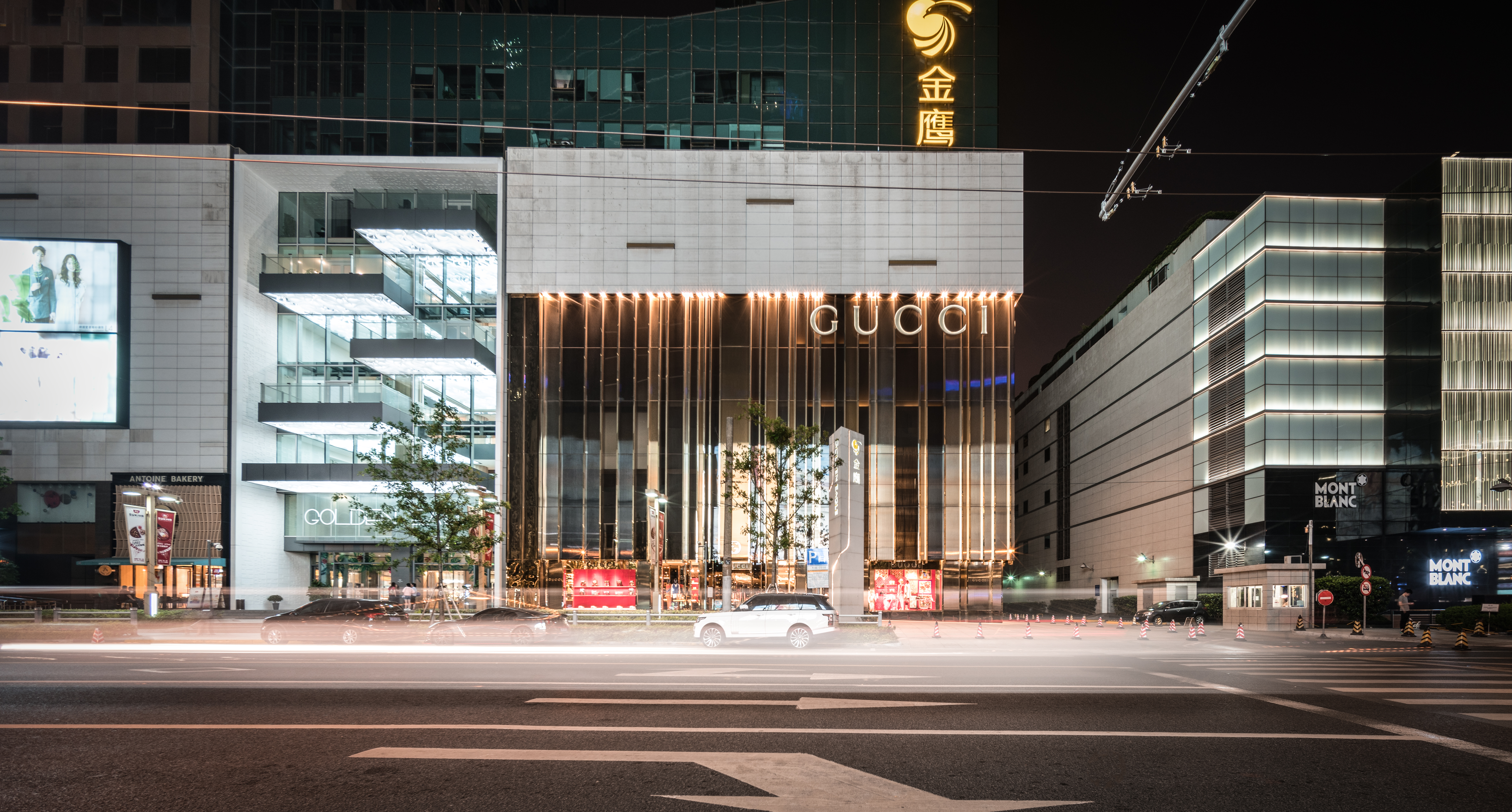 夜晚繁华都市中的地标建筑尽显时尚魅力