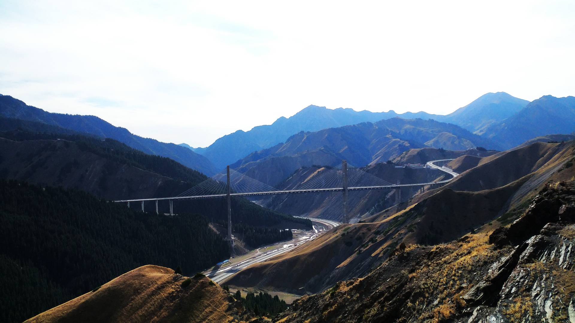 壮丽山脉间的大桥风景尽显自然之美