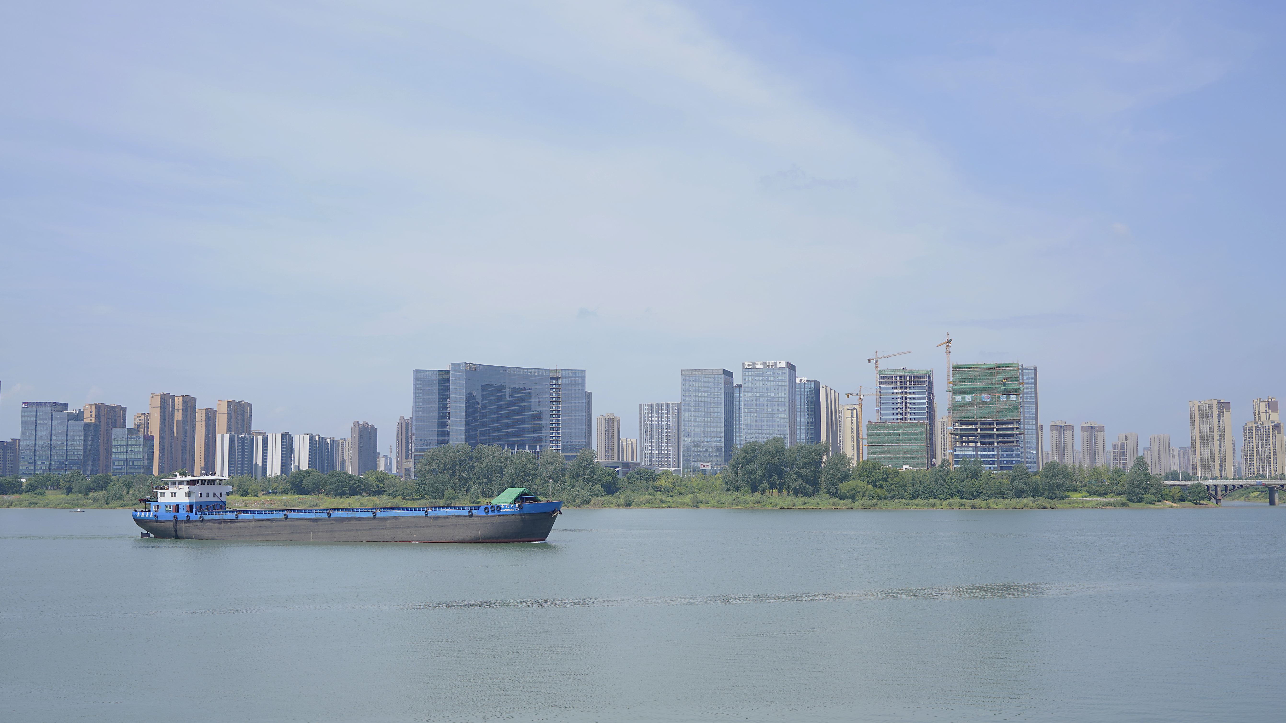 江面上的轮船 城市风景电脑壁纸