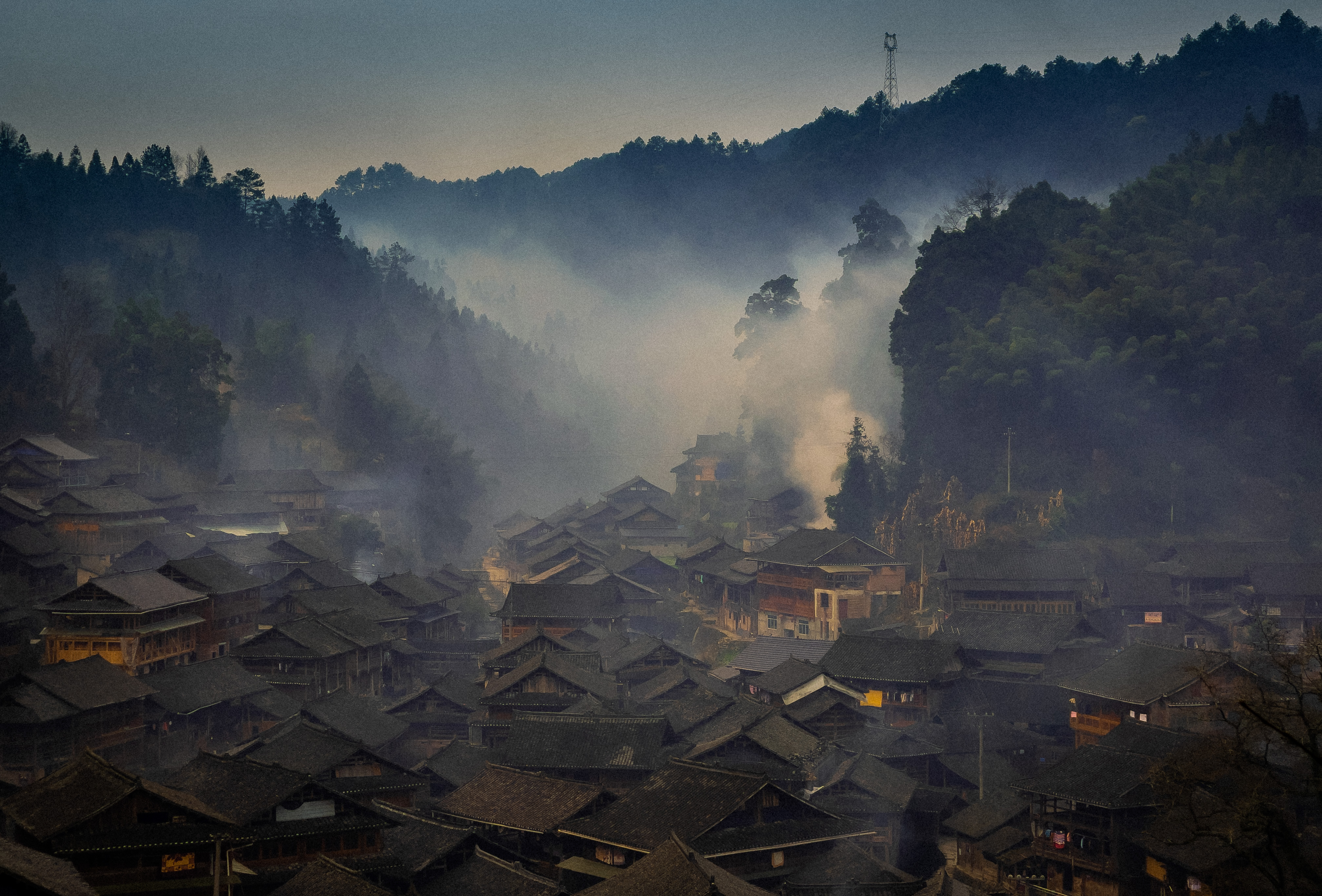 烟雾缭绕的乡村美景尽显中国风韵味