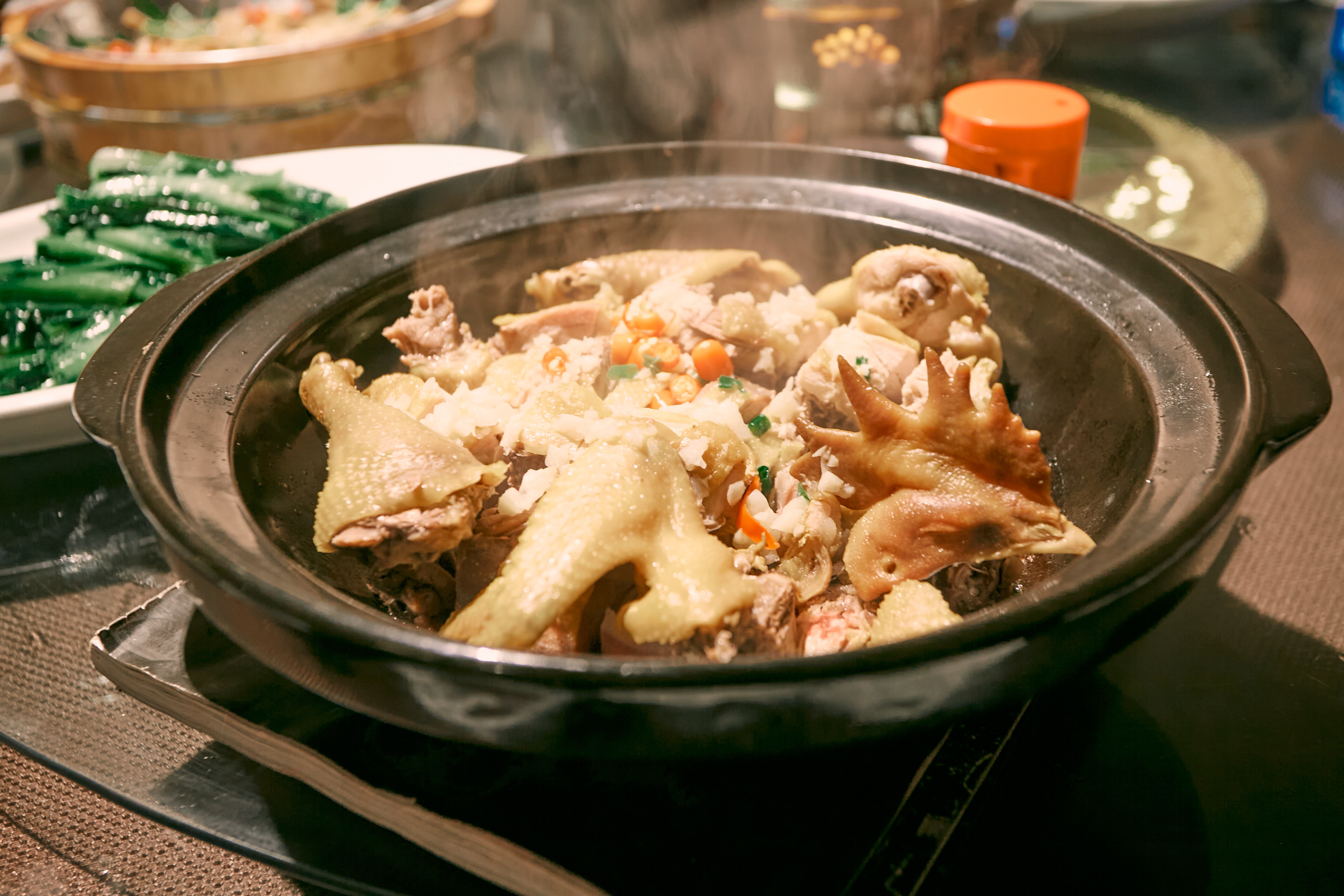 热气腾腾砂锅鸡，中式美味中餐的极致享受
