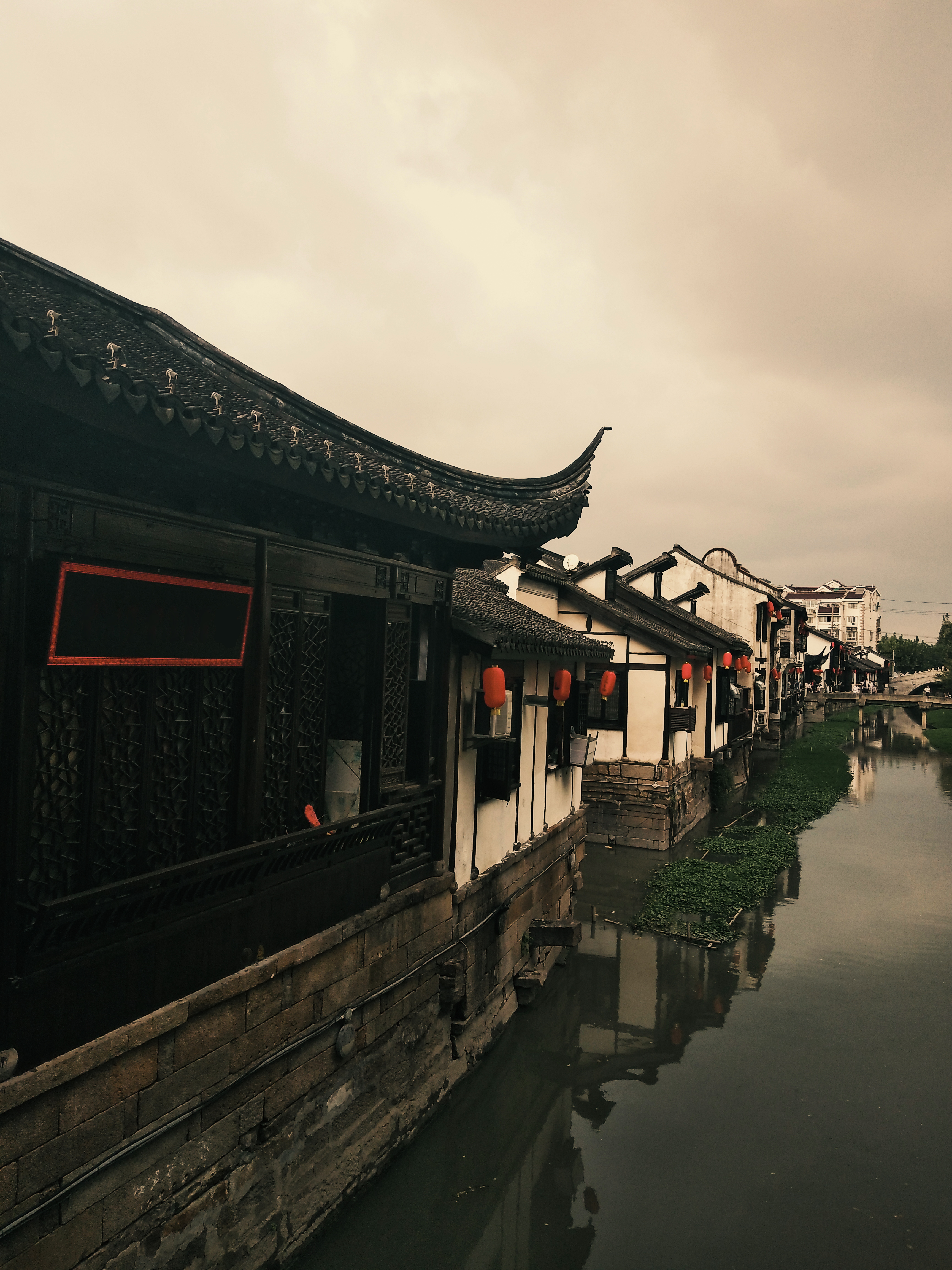 古建筑临水而立尽显江南水乡独特韵味