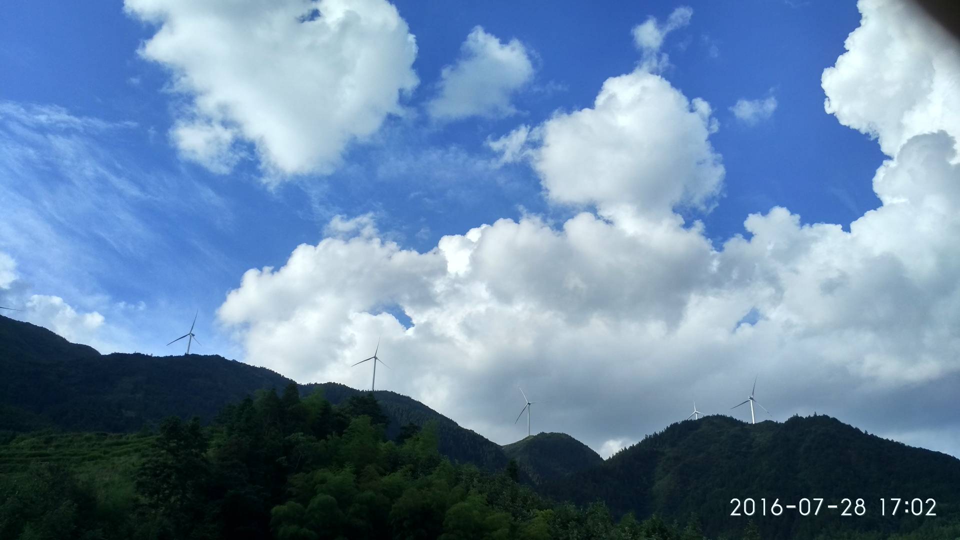 蓝天白云下的山脉美景尽显自然清新风