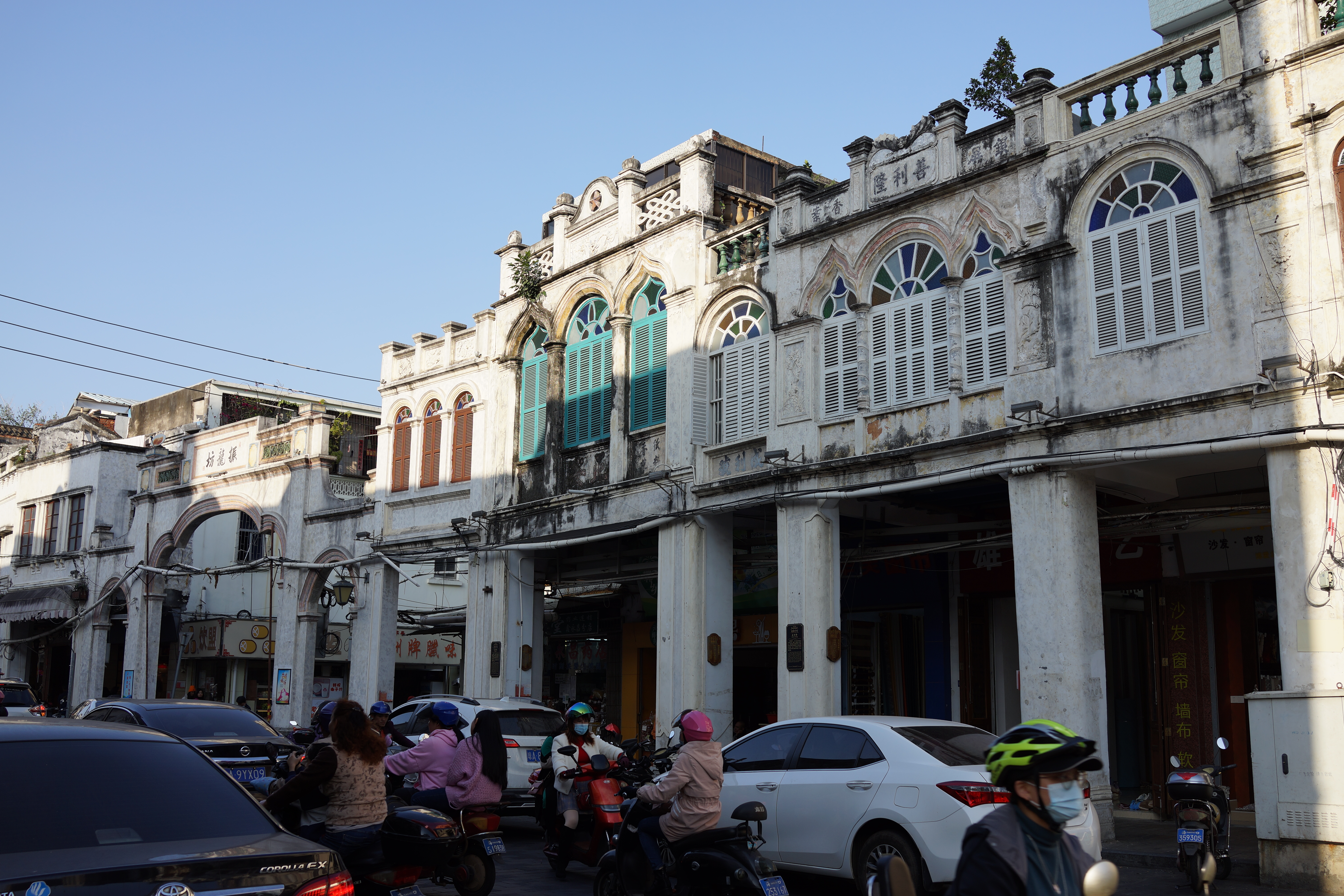 古旧建筑街道上的摩托车 尽显怀旧风情