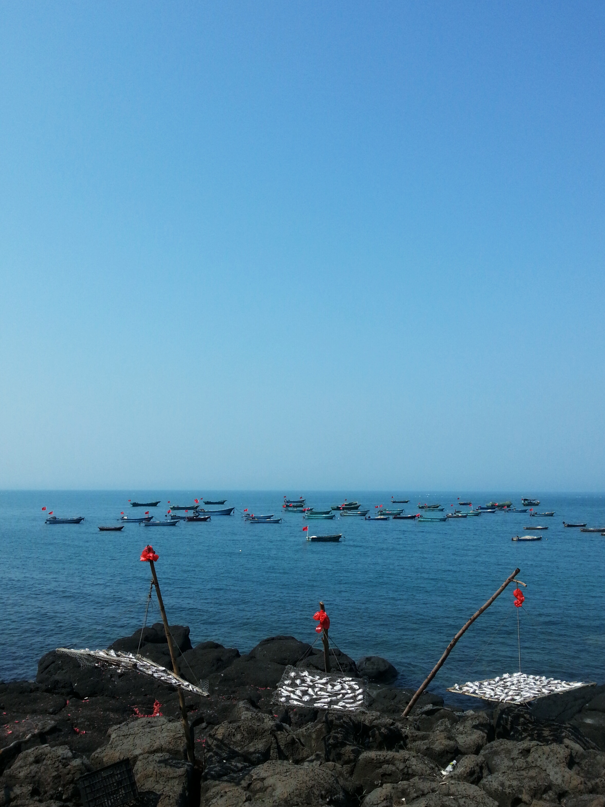 海边渔船摇曳的美景 手机壁纸清新来袭