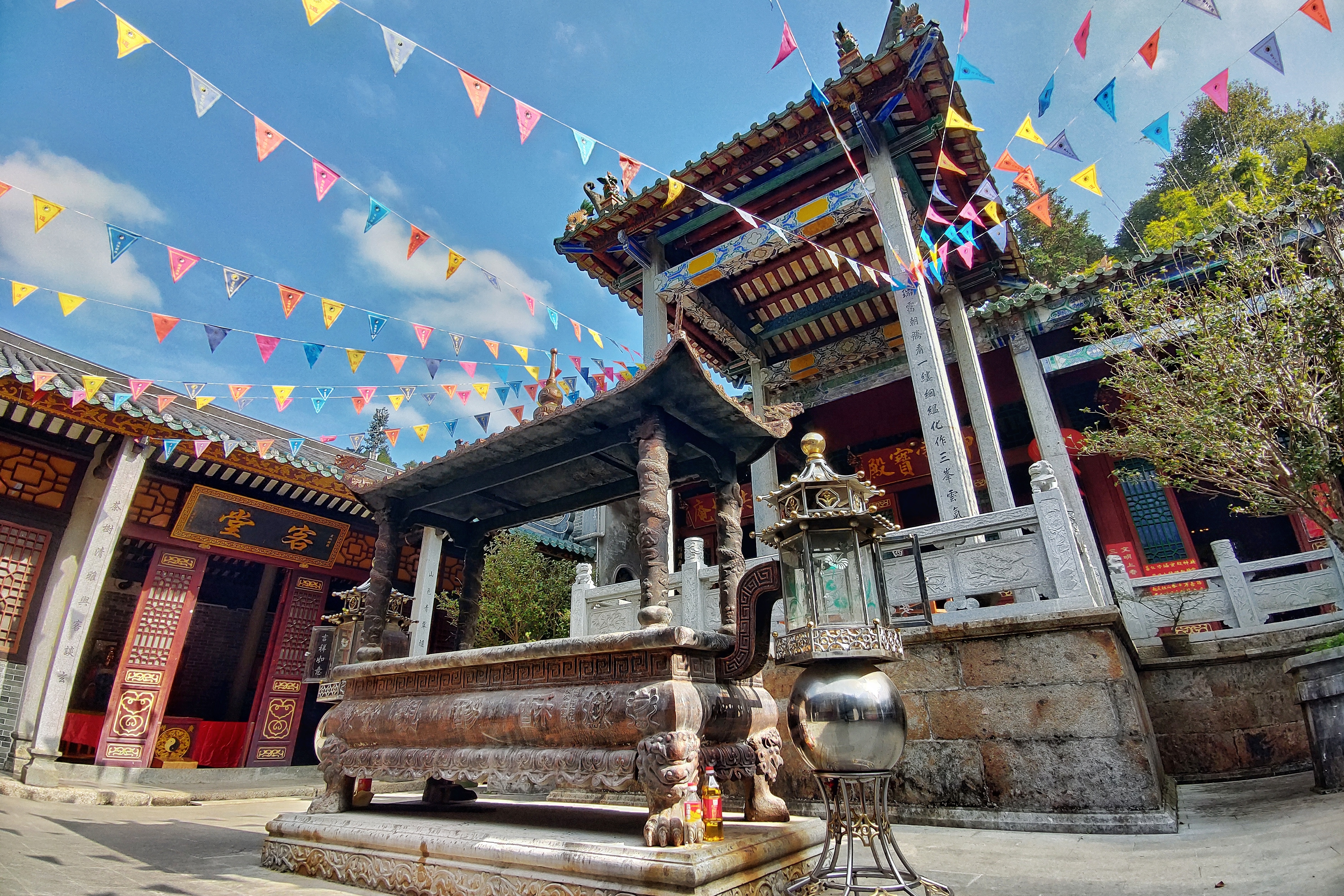 古建筑内彩旗飘扬，尽显中国风古韵之美