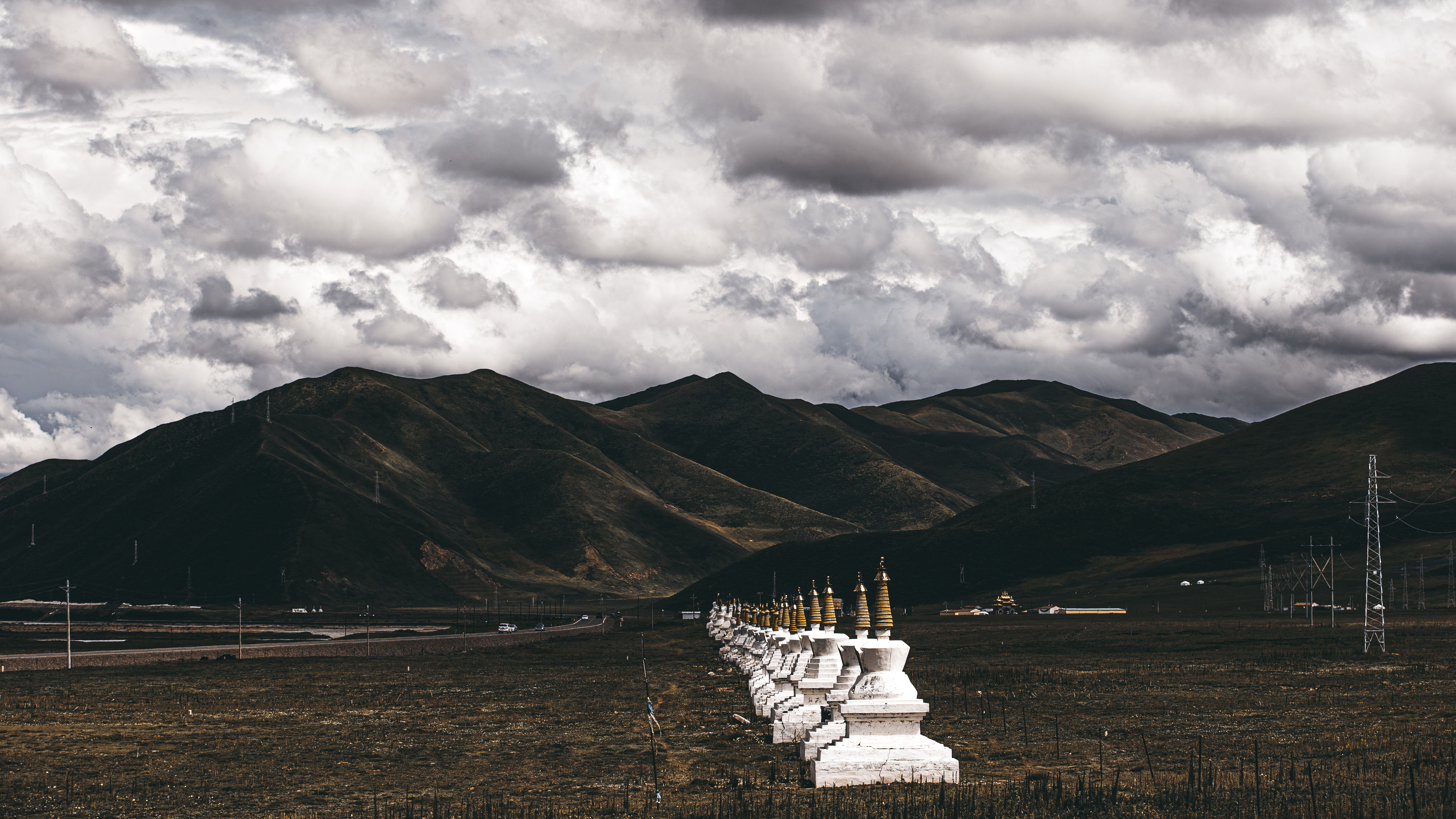 草原上的白色佛塔 独特风景尽显神秘之美