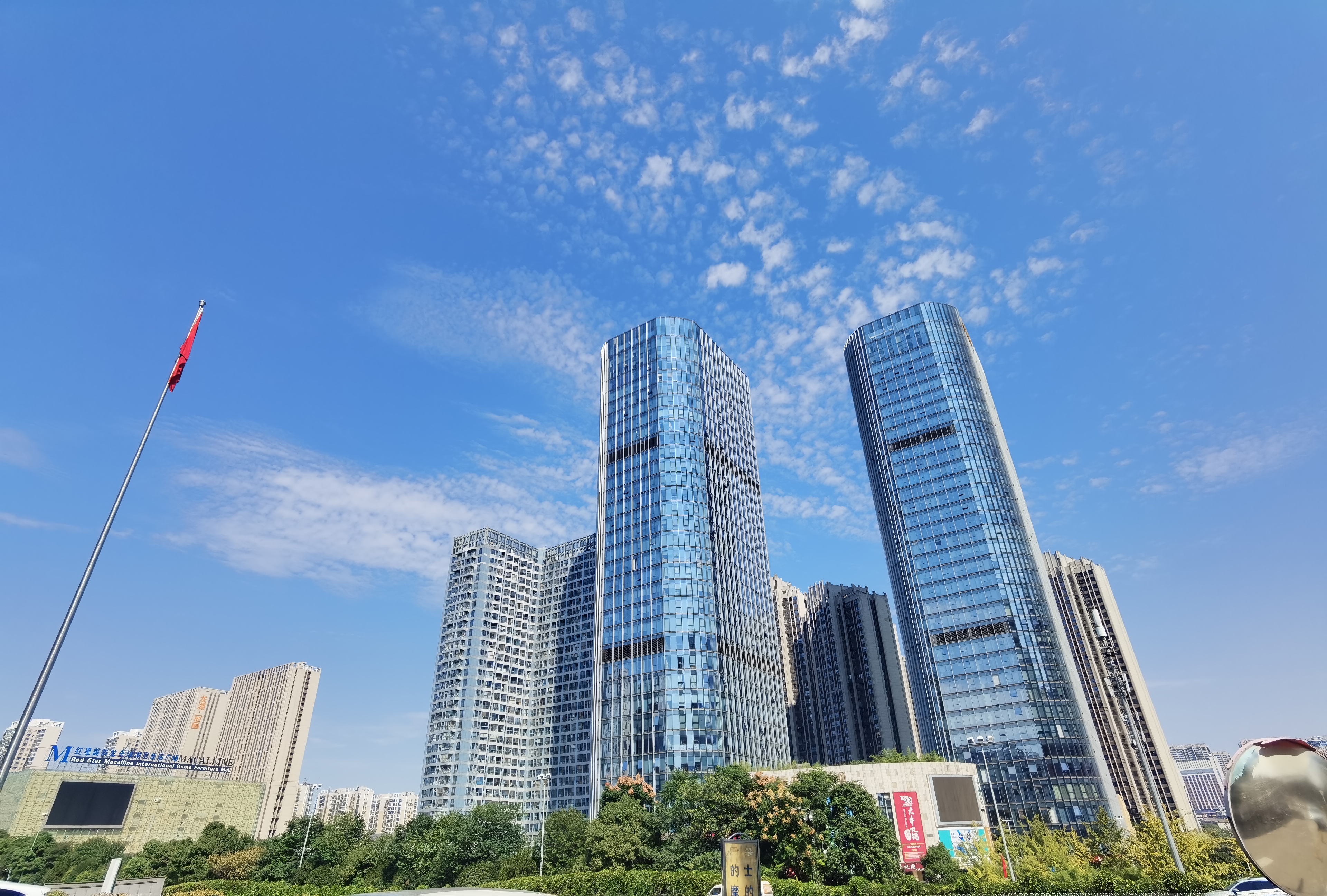 现代化都市中的摩天大楼尽显高端气派