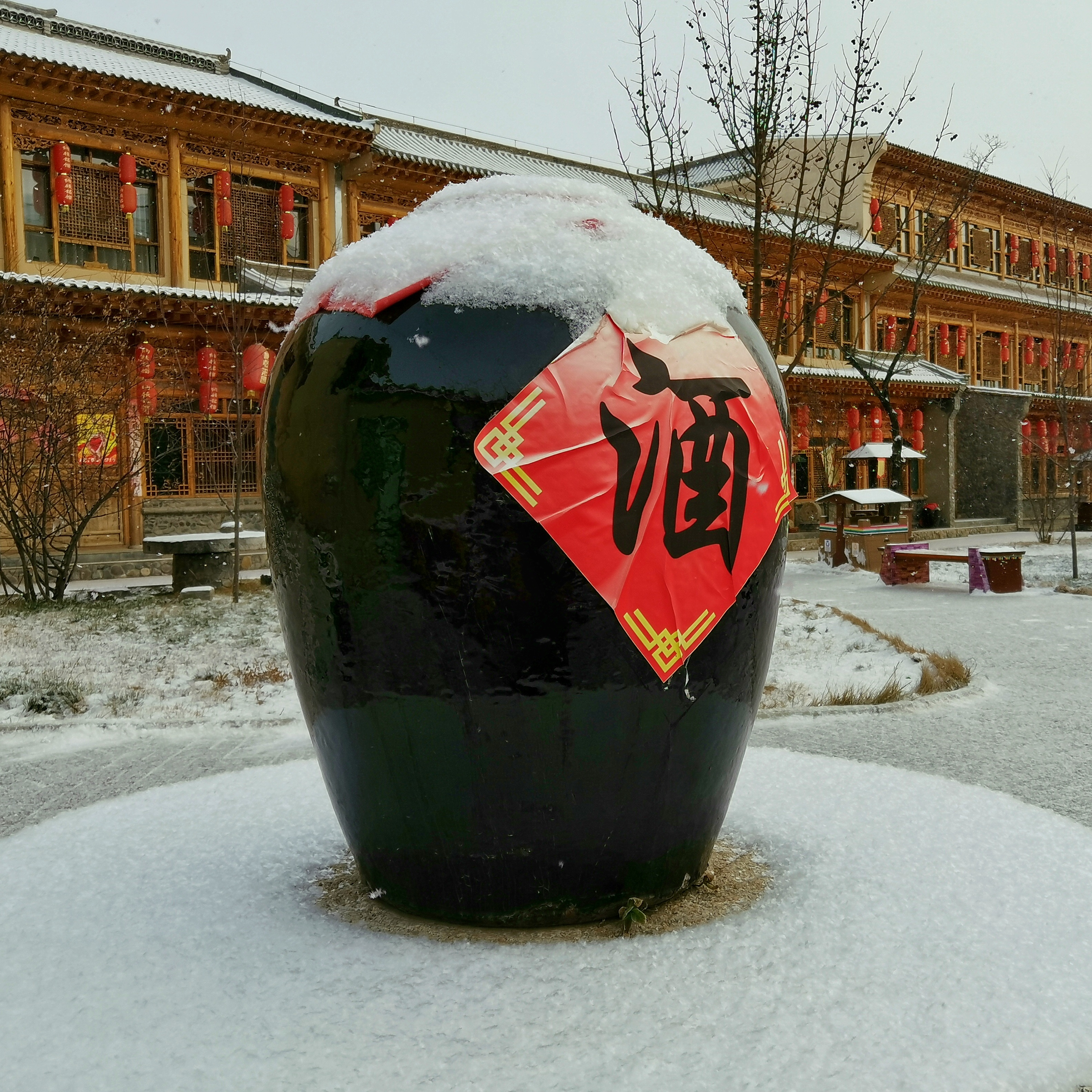 雪中酒坛尽显传统韵味 特色酒水饮品宣传
